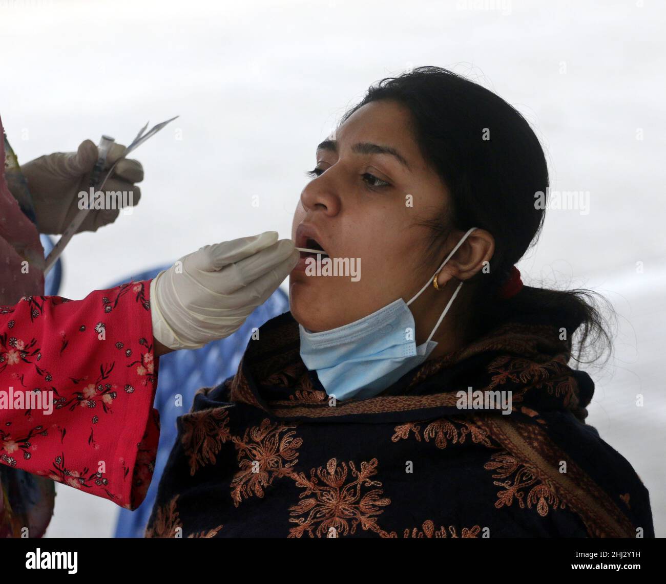 Dhaka, Bangladesh. 26th Jan 2022. Una donna, subisce un test di reazione a catena di polimerasi (PCR) con tampone, per rilevare la malattia di Coronavirus COVID-19 al Mugda Medical University Hospital, dopo aumento Omicron variante dei casi di Covid-19 nel paese. Il 26 gennaio 2022 a Dhaka, Bangladesh. (Foto di Habibur Rahman/ Eyepix Group) Credit: Eyepix Group/Alamy Live News Foto Stock