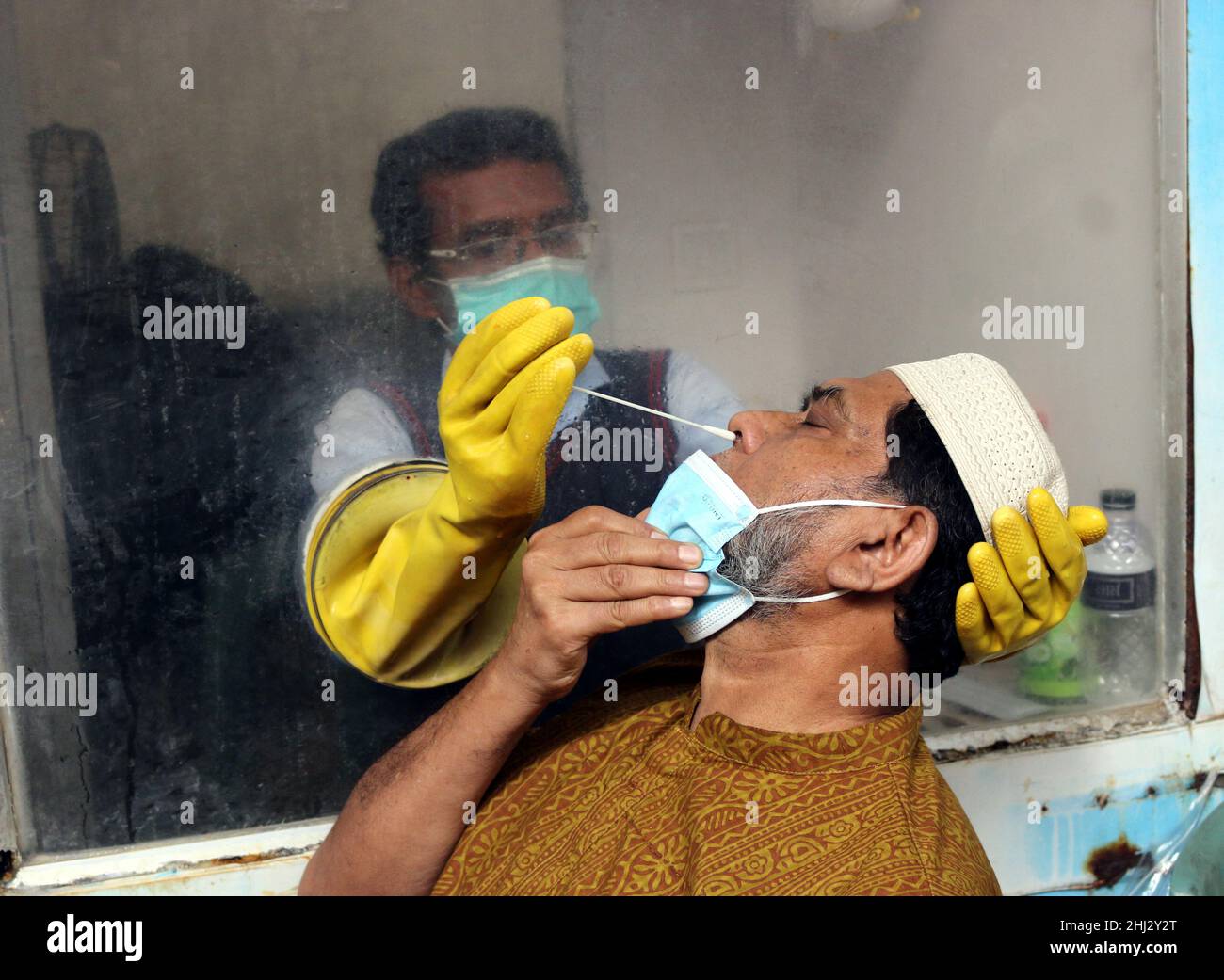 Dhaka, Bangladesh. 26th Jan 2022. Un uomo, subisce un test di reazione a catena di polimerasi (PCR) con tampone, per rilevare la malattia di Coronavirus COVID-19 al Mugda Medical University Hospital, dopo aumento Omicron variante dei casi di Covid-19 nel paese. Il 26 gennaio 2022 a Dhaka, Bangladesh. (Foto di Habibur Rahman/ Eyepix Group) Credit: Eyepix Group/Alamy Live News Foto Stock