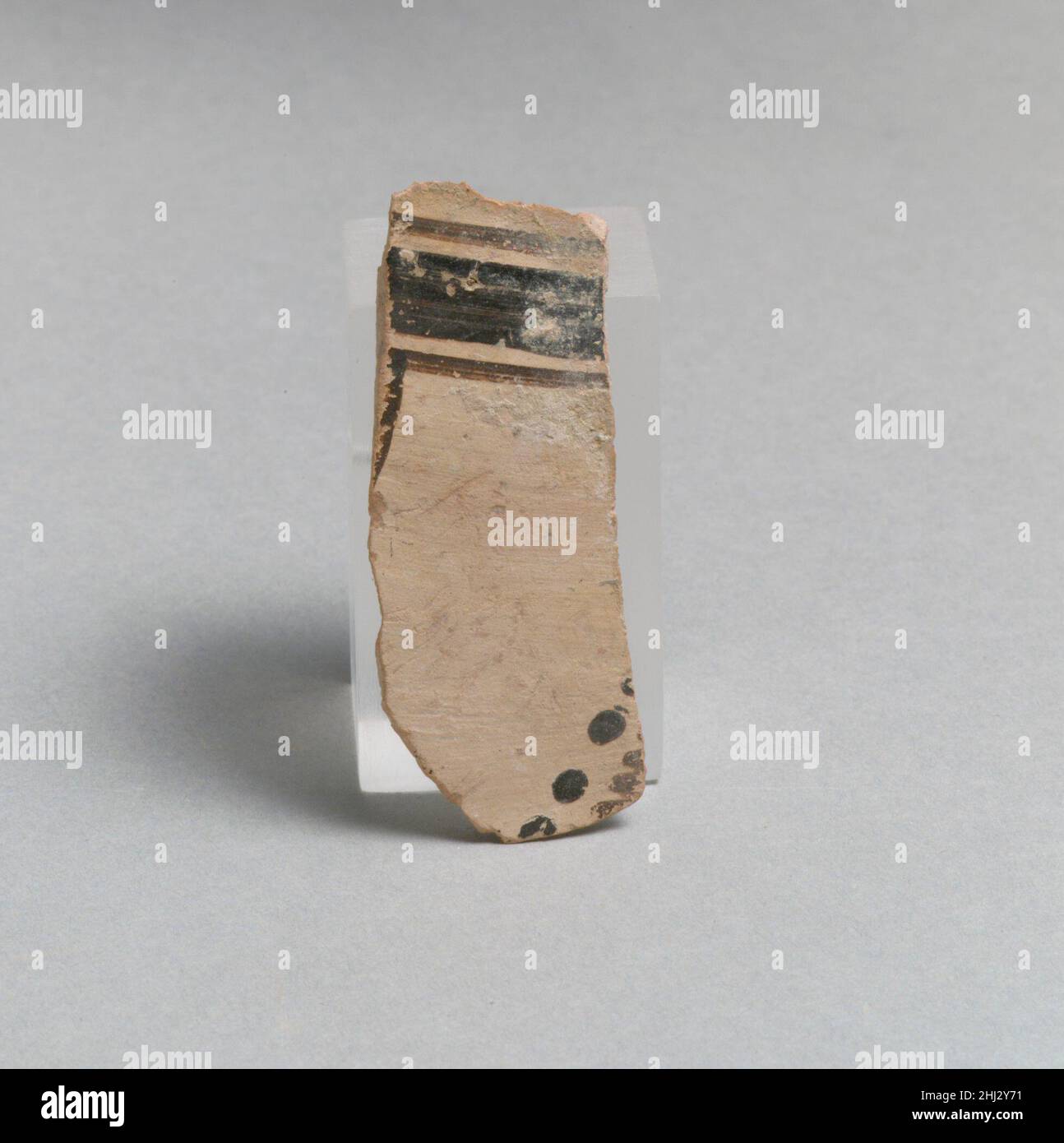 Frammento di vaso greco, laconico. Frammento di vaso 251283 Greco, Laconiano, frammento di vaso, Terracotta, 2 3/8 x 7/8in. (6 x 2,2cm). Il Metropolitan Museum of Art, New York. Dono di A. J. B. Wace, 1923 (23.119.7) Foto Stock