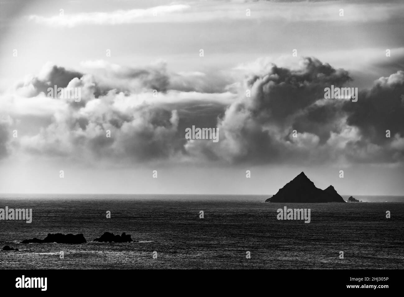 Nord Atlantico con le vette di montagna degli Skelligs sullo sfondo e il cielo nuvoloso drammatico, Killarny, Contea di Kerry, Irlanda Foto Stock
