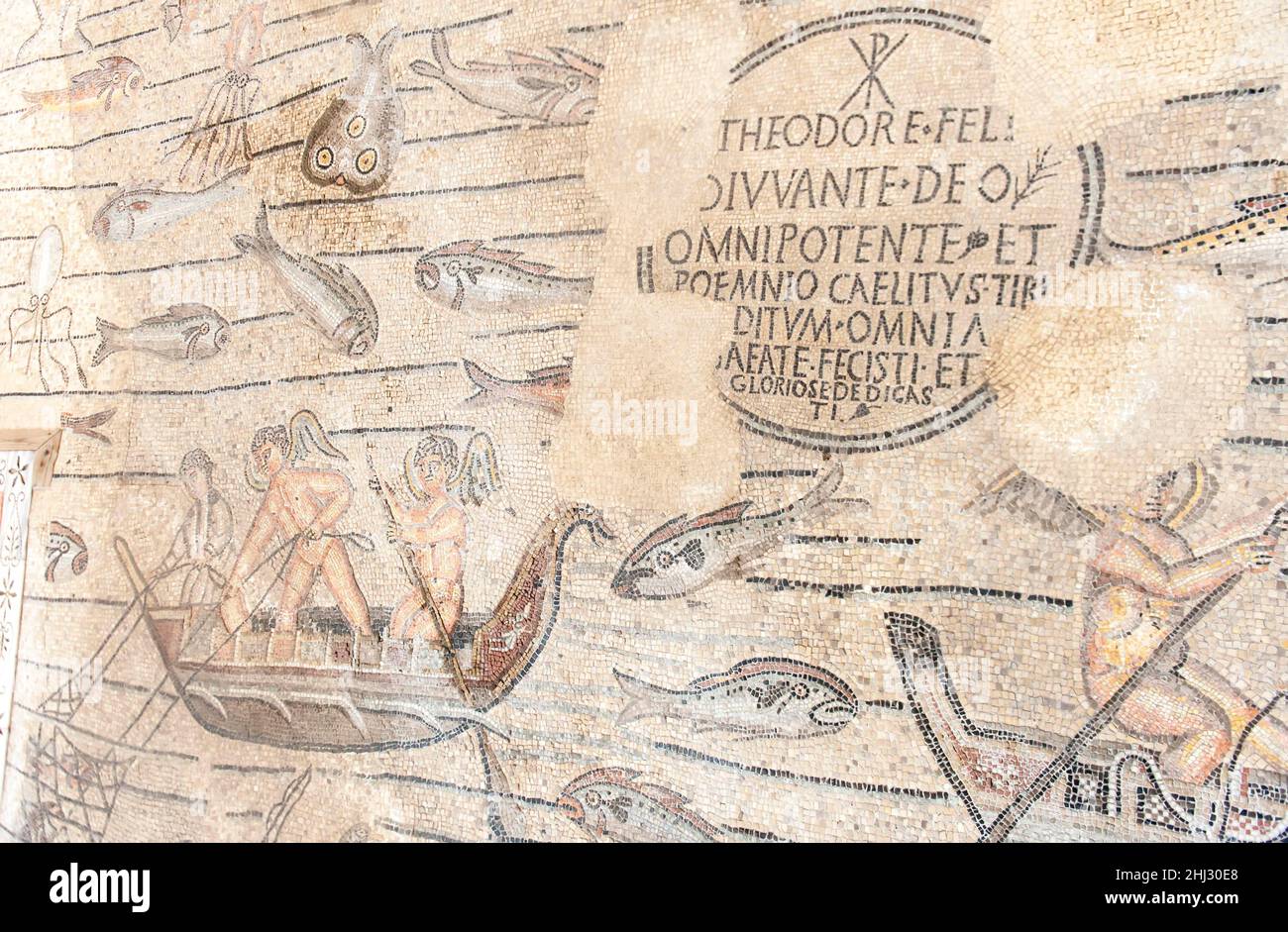 Archeologia, pescatore in barca, mondo subacqueo, pesci, simboli cristiani, mosaico, Mosaico del pavimento paleocristiano, iscrizione per Teodoro Foto Stock