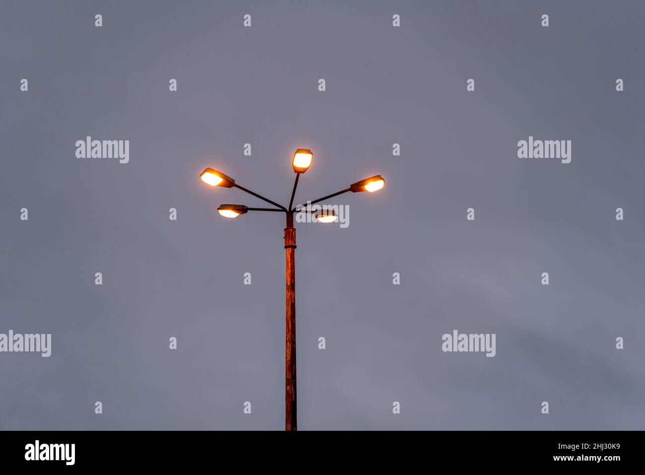 Vecchio lampione al crepuscolo, Germania Foto Stock