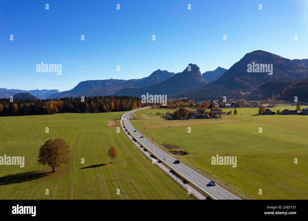 Immagine del drone, strada Romantica austriaca nei pressi di Abersee am Wolfgangsee, Salzkammergut, Land Salzburg, Austria Foto Stock