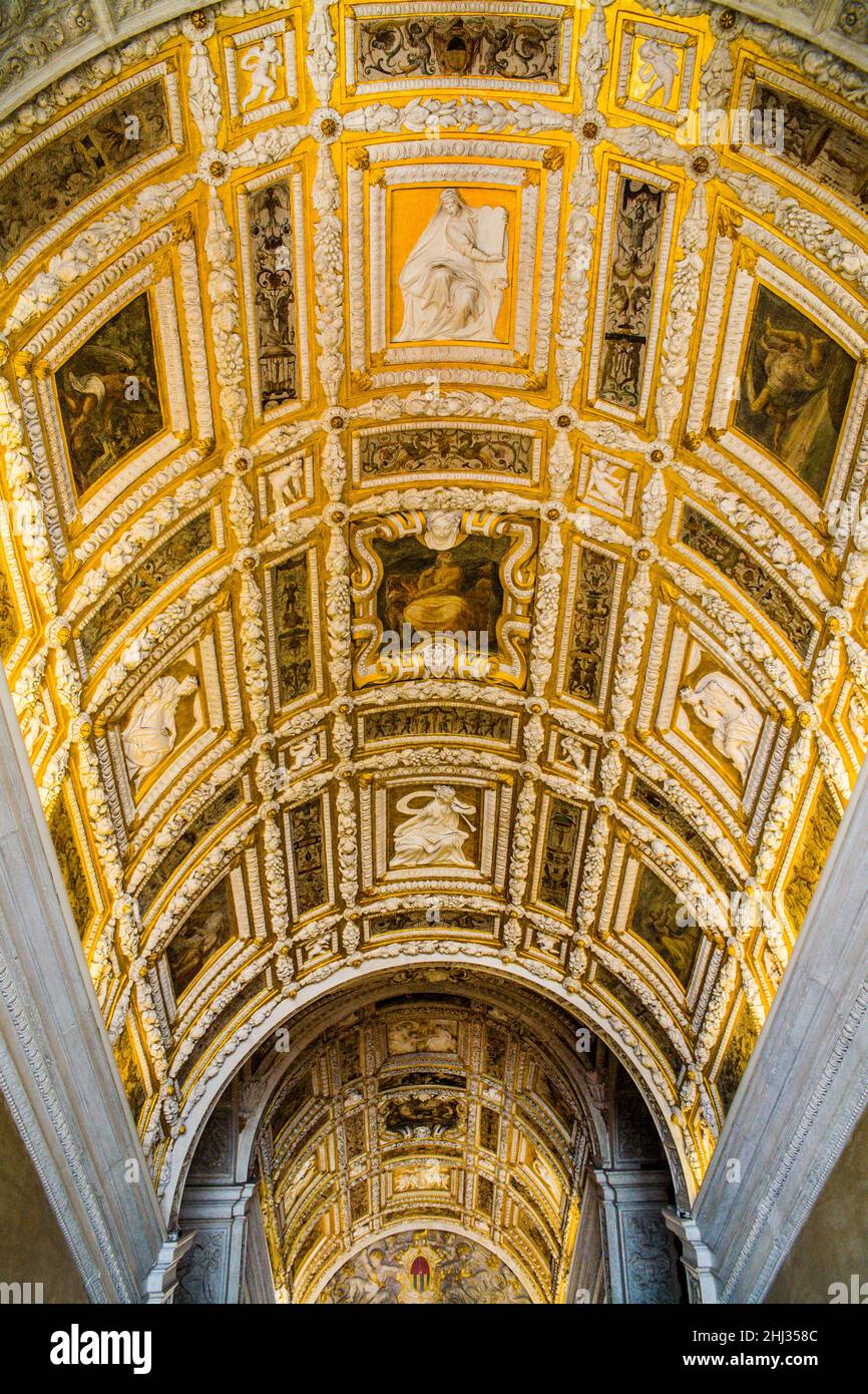 Magnifica scala, Palazzo Ducale con file di portici. Palazzo Ducale, centro di potere a Venezia, il più importante edificio gotico secolare, la laguna Foto Stock