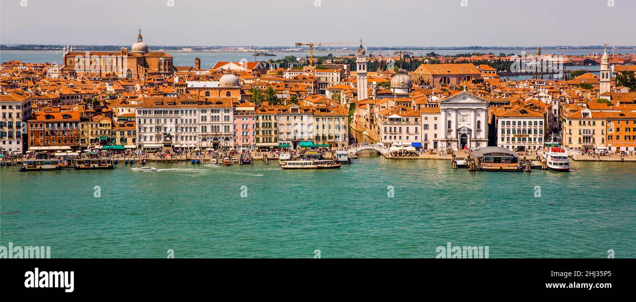 Vista sul lungomare e sul quartiere di Castello con la chiesa di Pieta e la Chiesa di San Giorgio dei Greci con la torre pendente, Venezia, città lagunare Foto Stock