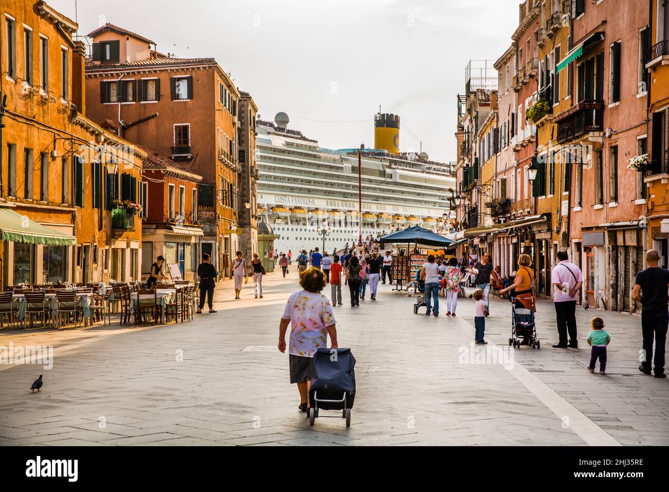 Vista della laguna da una strada laterale con nave da crociera di passaggio, Venezia, città laguna, Veneto, Italia, Venezia, Veneto, Italia Foto Stock