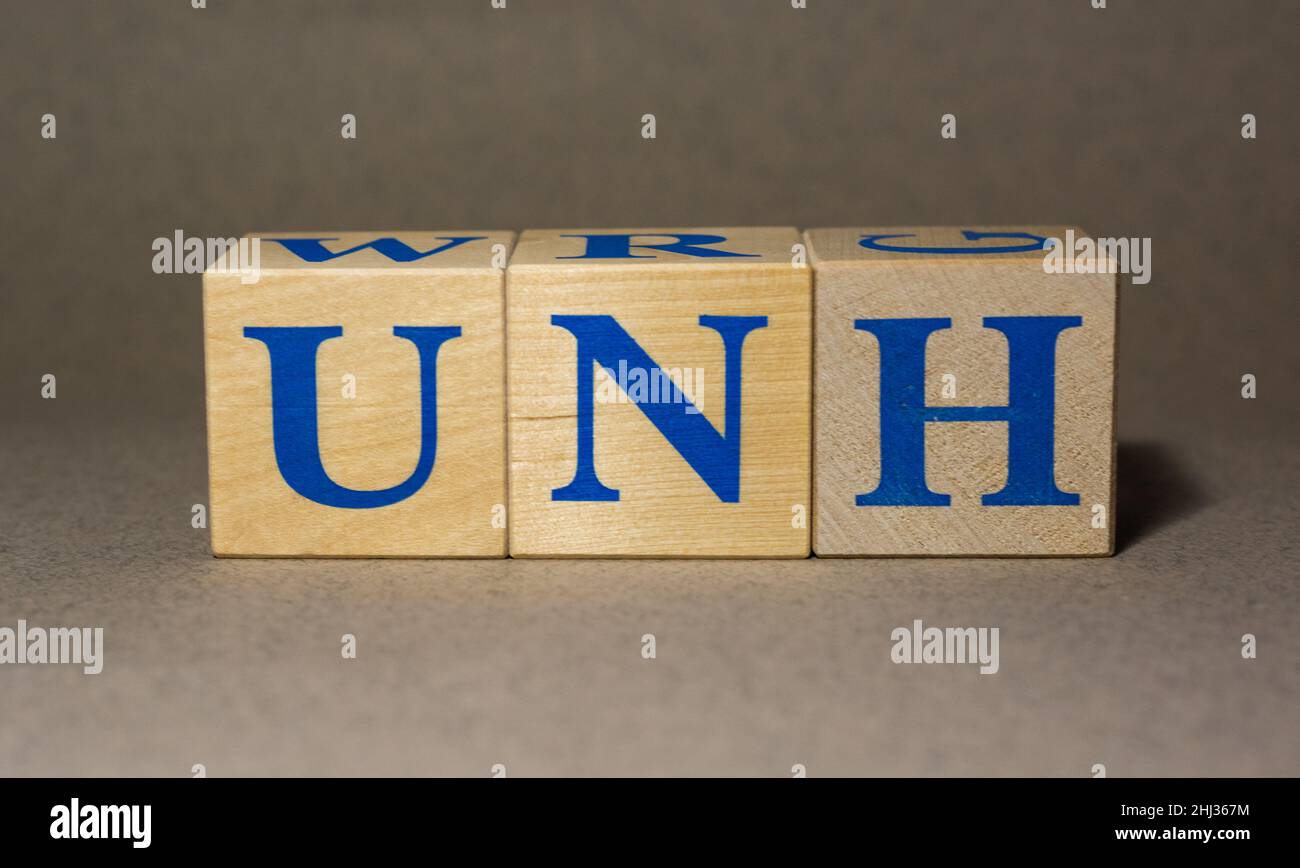 Gennaio 19, 2022. New York, Stati Uniti. Exchange Ticker simbolo di UnitedHealth Group Incorporated UNH, fatto di cubi di legno, su sfondo grigio. Foto Stock