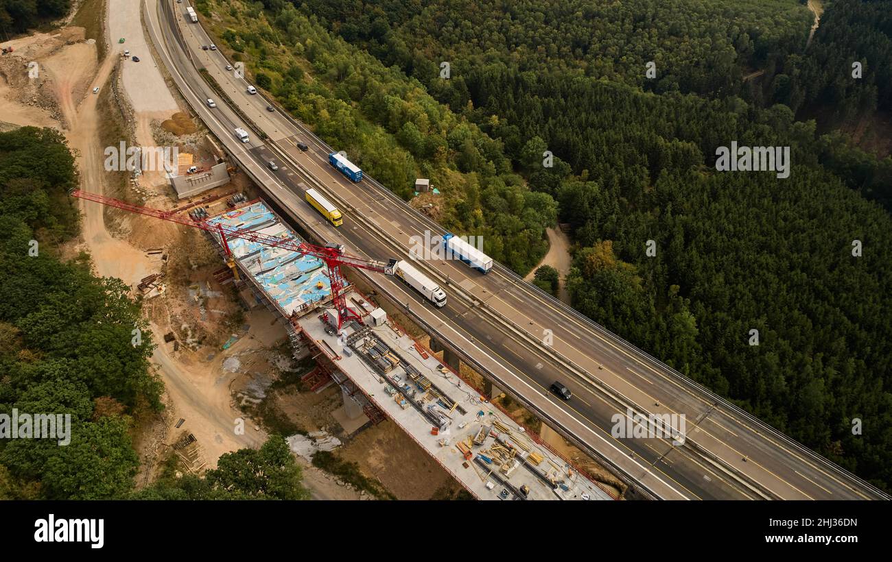 Vista aerea dei lavori di costruzione del ponte Pfaedchensgraben sull'autostrada A61 nei pressi di Rheinboellen, Renania-Palatinato, Germania Foto Stock