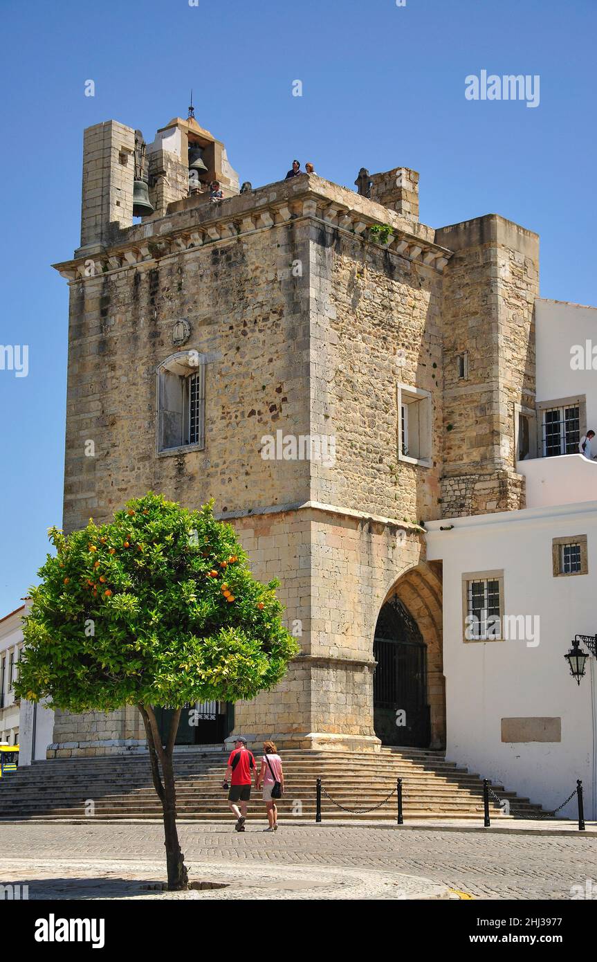 La Cattedrale di Faro, Largo da se, la Citta' Vecchia, Faro, la Regione dell'Algarve, Portogallo Foto Stock