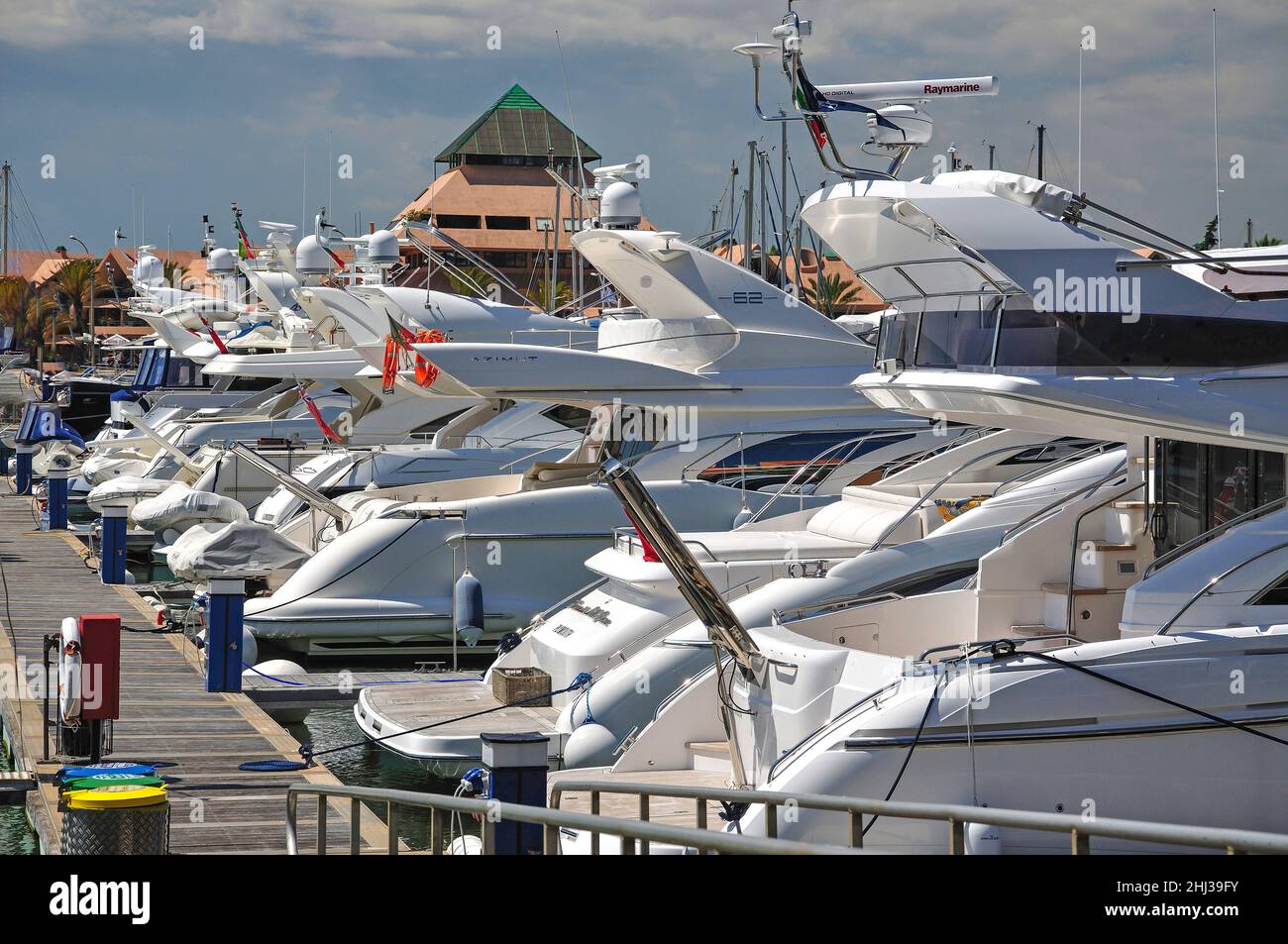 Barche di lusso ormeggiate a Vilamoura Marina, Vilamoura, Algarve Regione, Portogallo Foto Stock