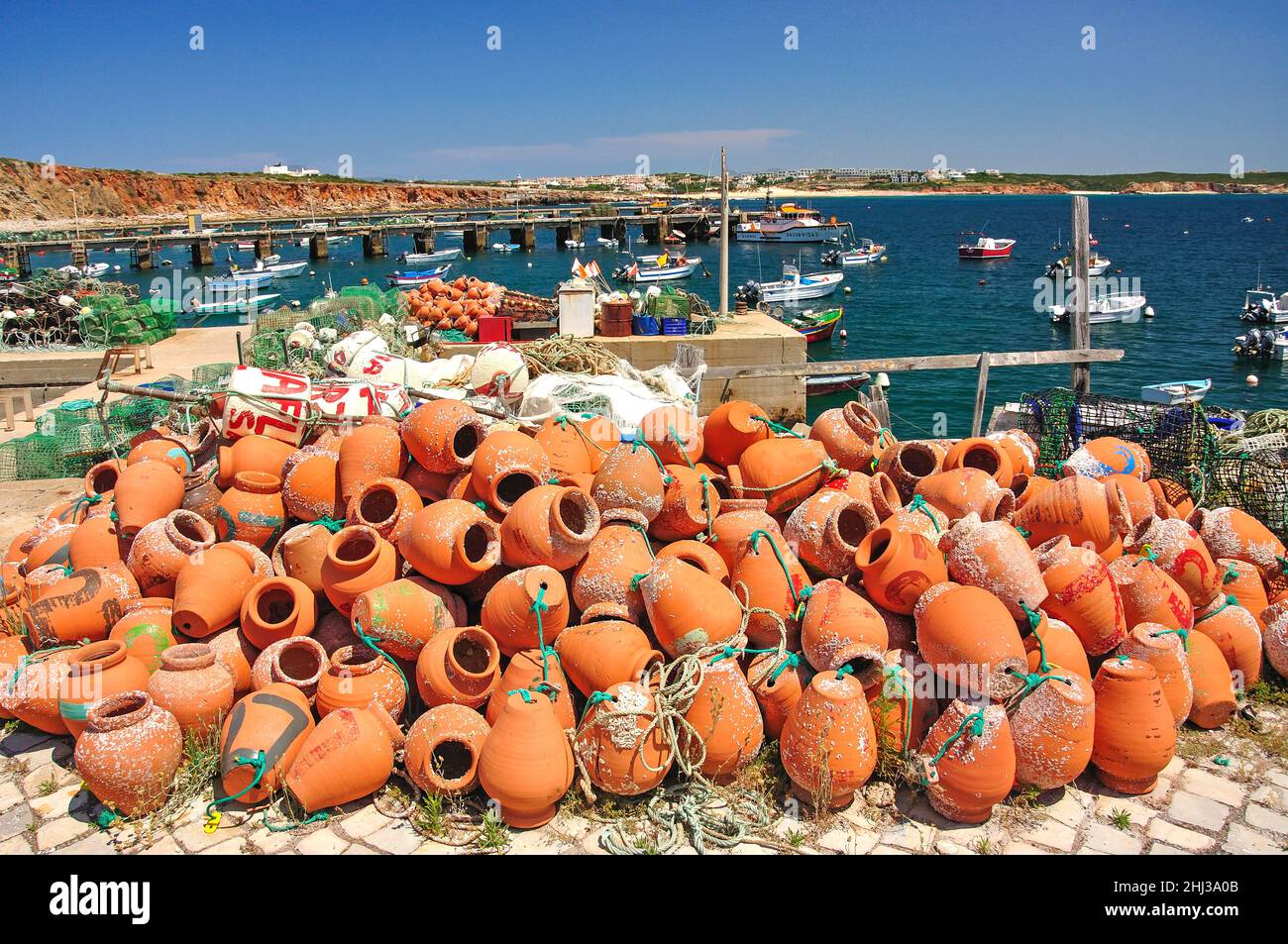 Vasi di granchio di argilla, Porto de Baleeira, Sagres, Algarve Regione, Portogallo Foto Stock