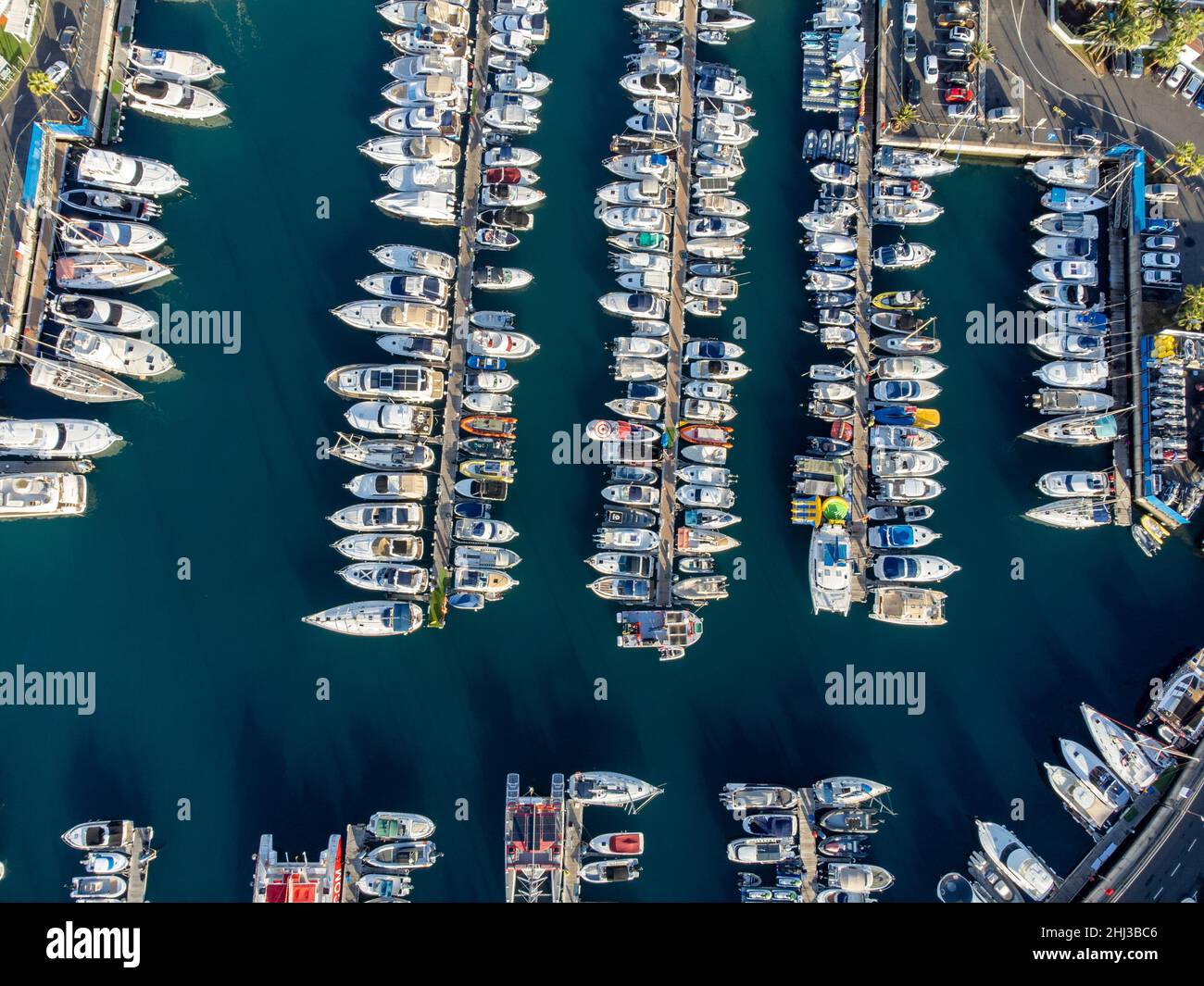 Vista aerea dall'alto su costline e yacht porto Puerto Colon a sud di Tenerife vicino Costa Adeje, isole Canarie, Spagna in inverno Foto Stock