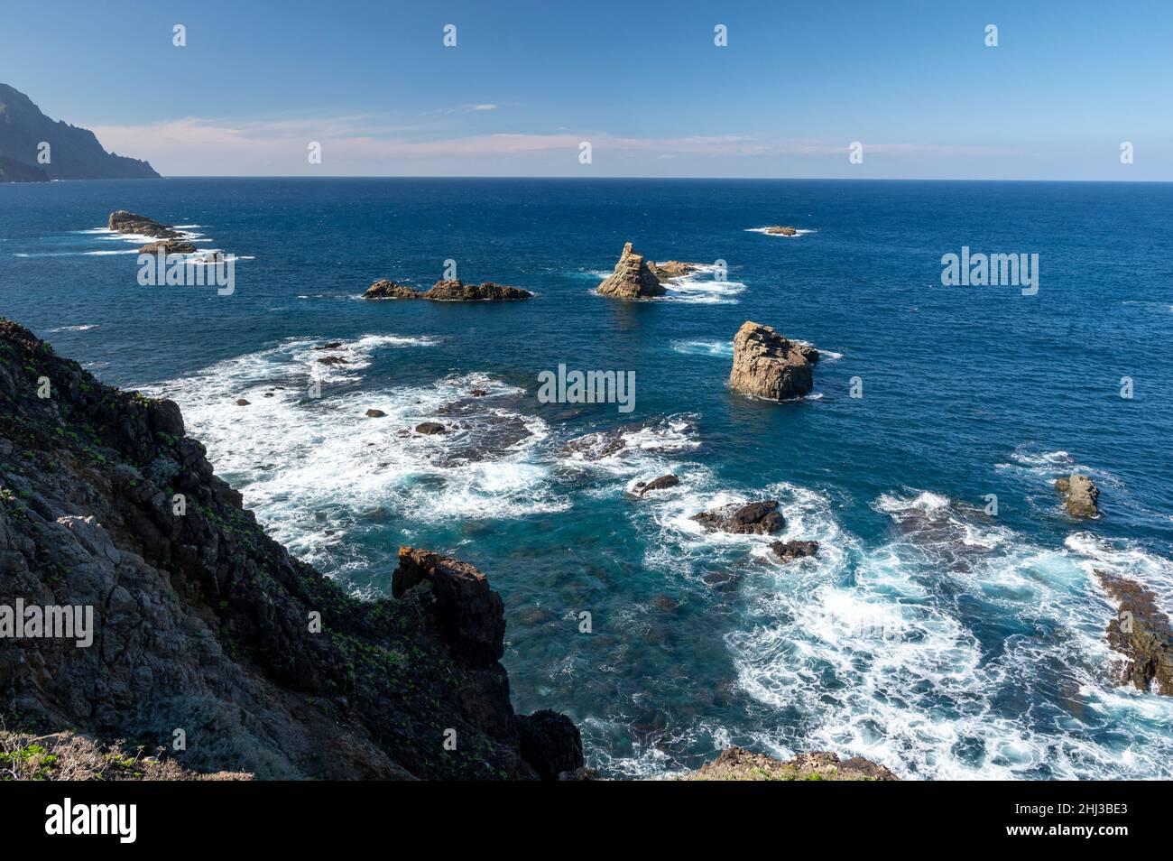 Vista panoramica Playa del Roque de las Bodegas e blu oceano Atlantico, parco nazionale Anaga vicino al villaggio di Tanagana, a nord di Tenerife, isole Canarie, Foto Stock