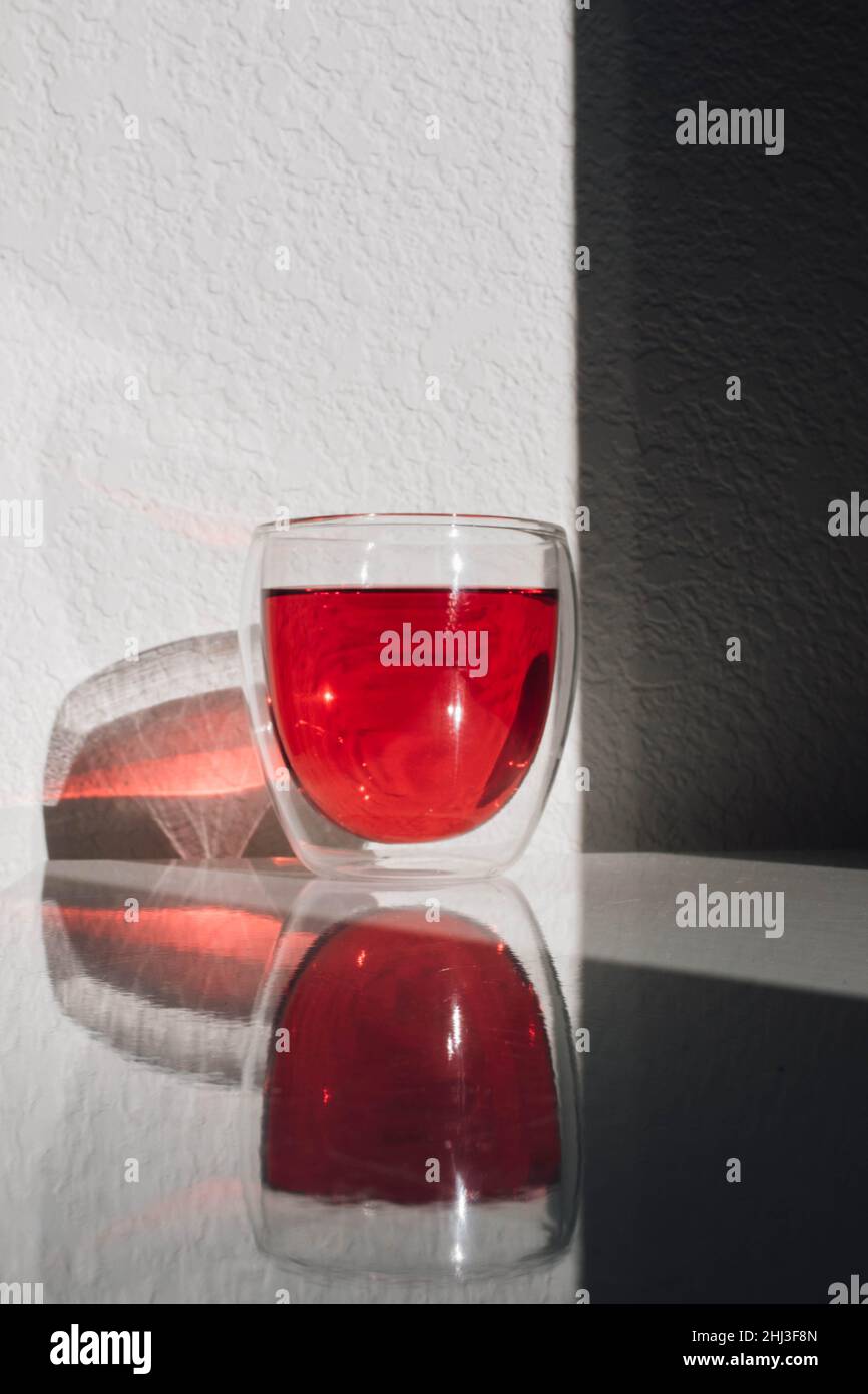 tè hibiscus in vetro trasparente a doppia parete Foto Stock