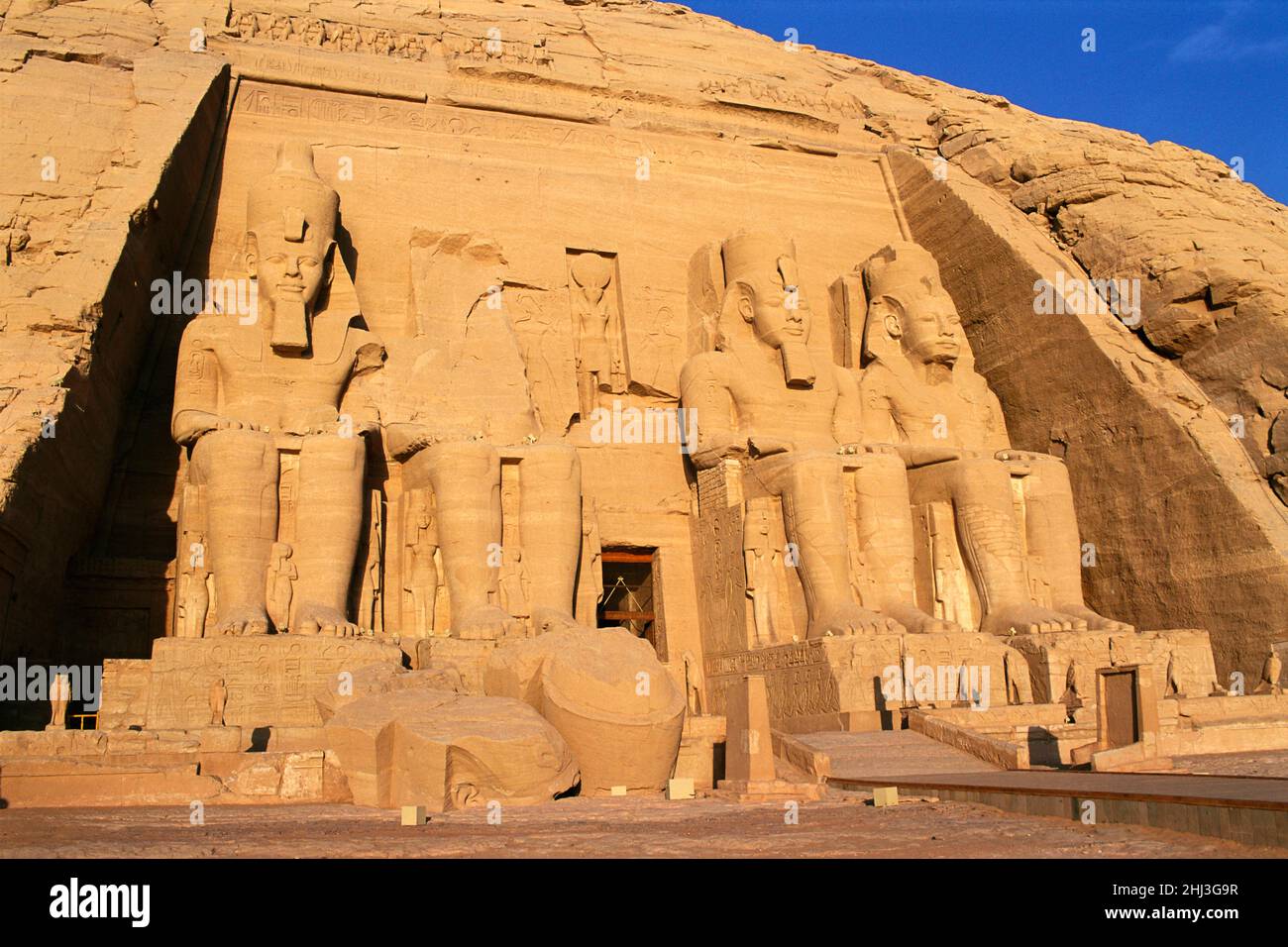 Facciata del Grande Tempio di Ramesse II, Abu Simbel, Egitto Foto Stock