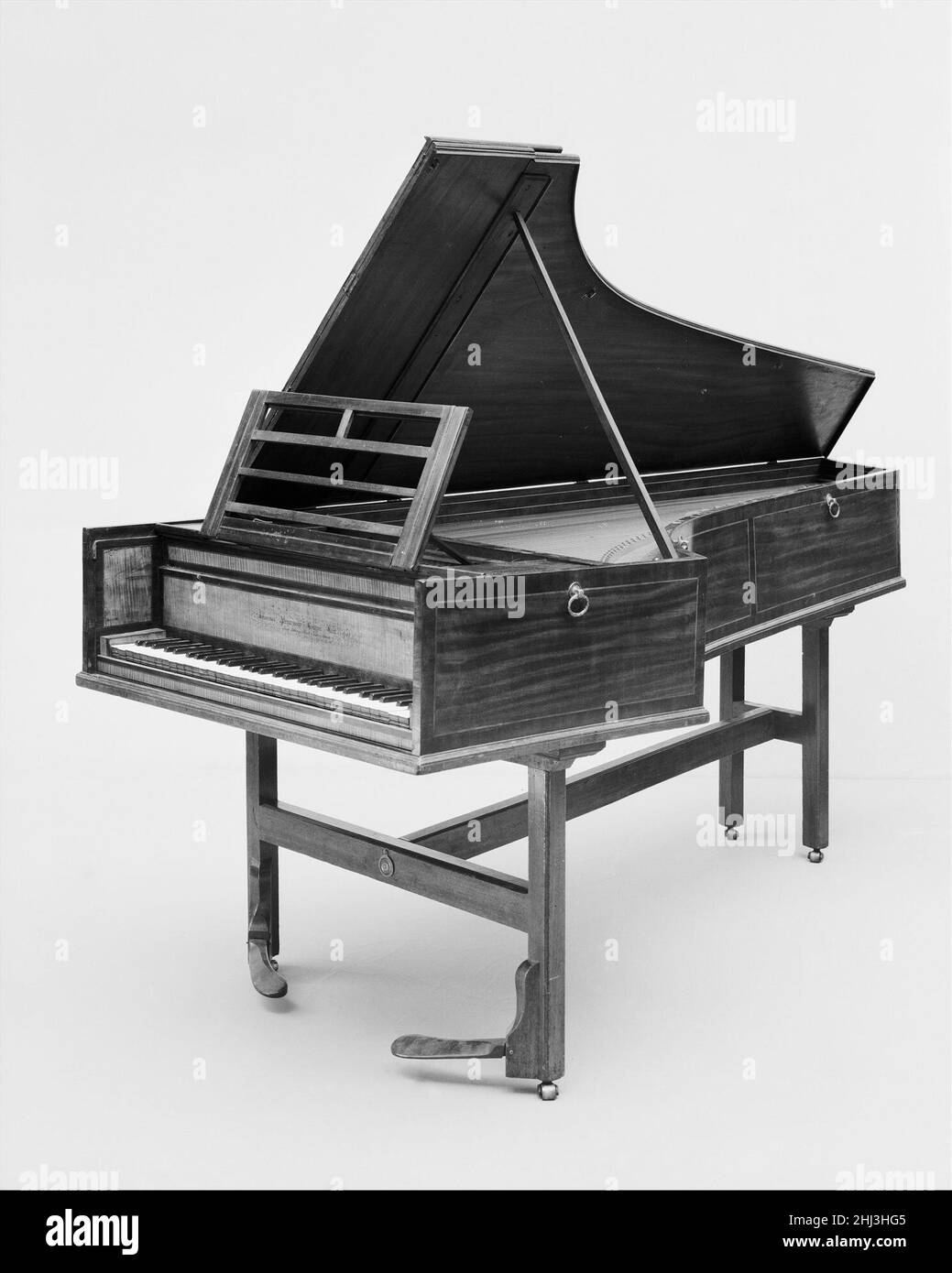 Grand piano 1792 John Broadwood British nel 1793 Broadwood ha smesso di  fare clavicembali, ma i suoi grands hanno ancora usato clavicembalo come,  crossbaned casi di mogano. È stato tra gli sviluppatori