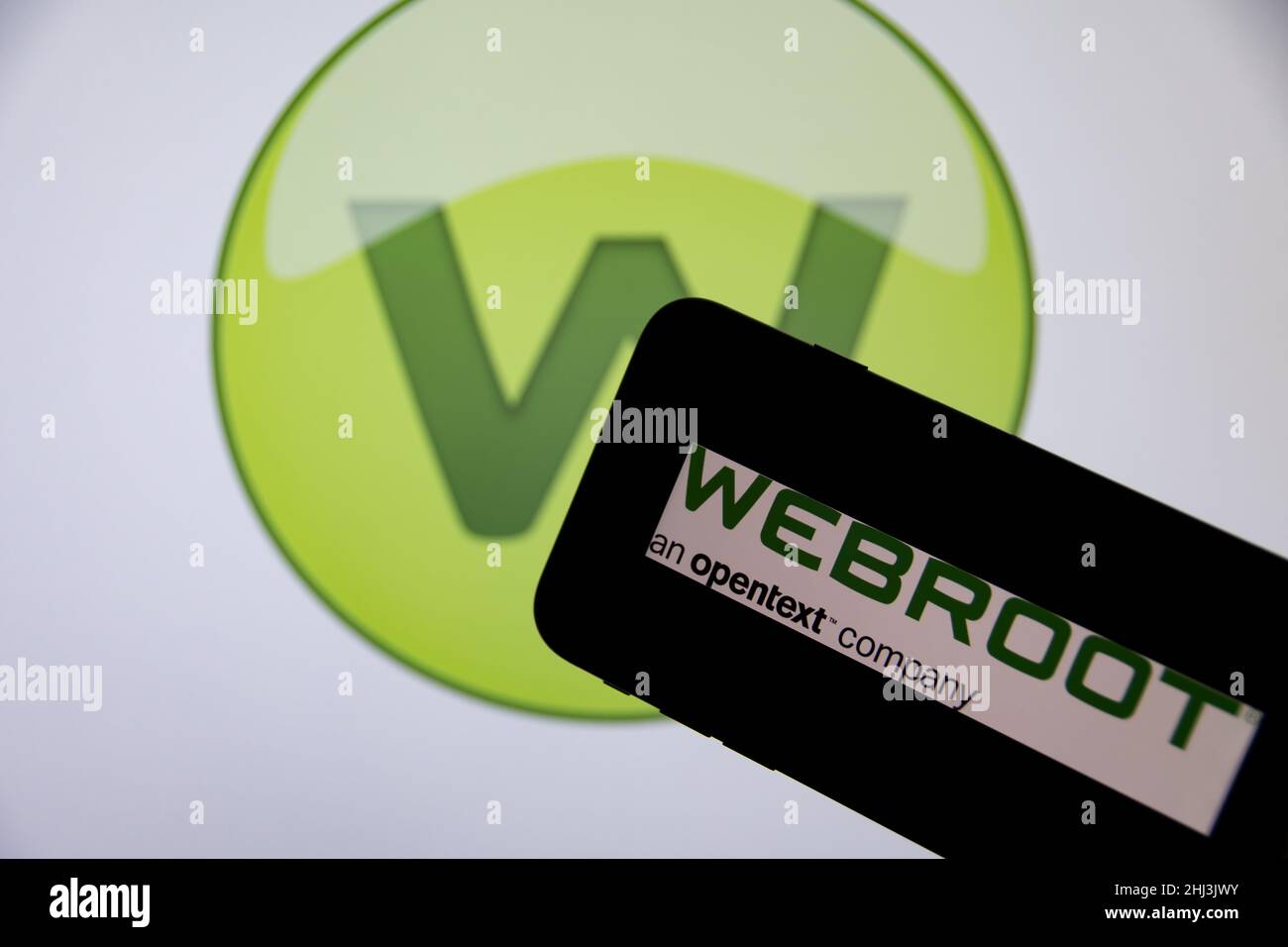 Rheinbach, Germania 14 novembre 2021, il logo del marchio della società di cybersicurezza 'Webroot' sul display di uno smartphone (in primo piano sul logo del marchio) Foto Stock