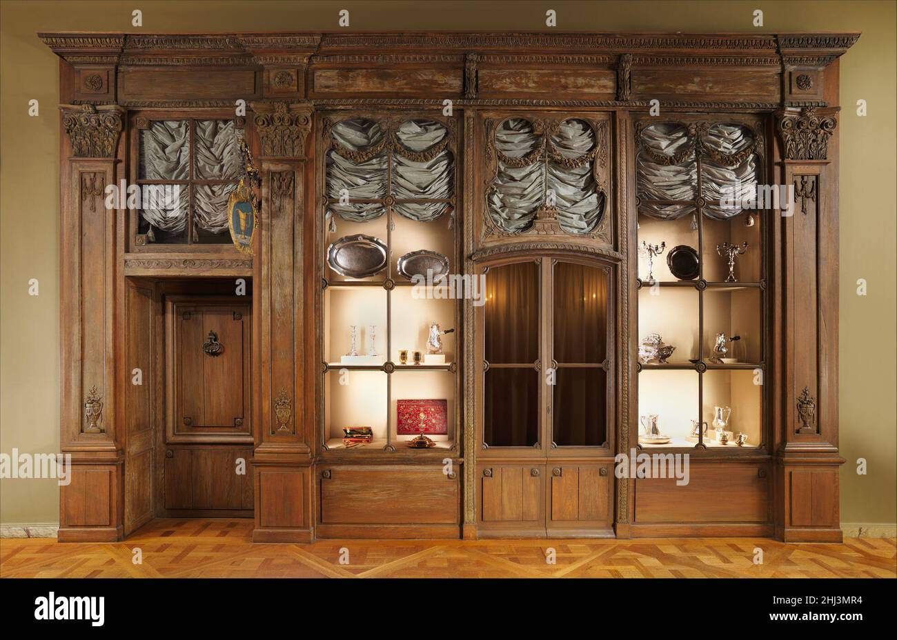 Shopfront dal 3, quai de Bourbon, Île Saint-Louis, Parigi tra il 1775 e il 77, con successive sostituzioni Etienne Séjournant questo shopfront parigino, dalla riva nord dell'Ile Saint-Louis, si trovava su un sito favorevole al commercio, vicino all'incrocio tra il Quai Bourbon e il Pont Marie, Un ponte del XVII secolo sulla Senna. Si sovrappone alla muratura di un edificio seicentesco esistente, i cui modesti contorni sono ancora visibili. I cronisti della Parigi del tardo diciannovesimo e dell'inizio del ventesimo secolo attirarono l'attenzione sul fascino e la rarità di questo piccolo sho isolato Foto Stock