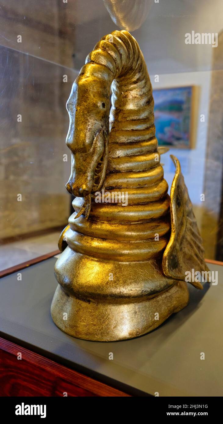 Replica di un casco dorato a forma di drago utilizzato dal re Jaume i di Maiorca nel 13th century noto come Cimera de Jaume i e conservato nel castello di Bellver Foto Stock