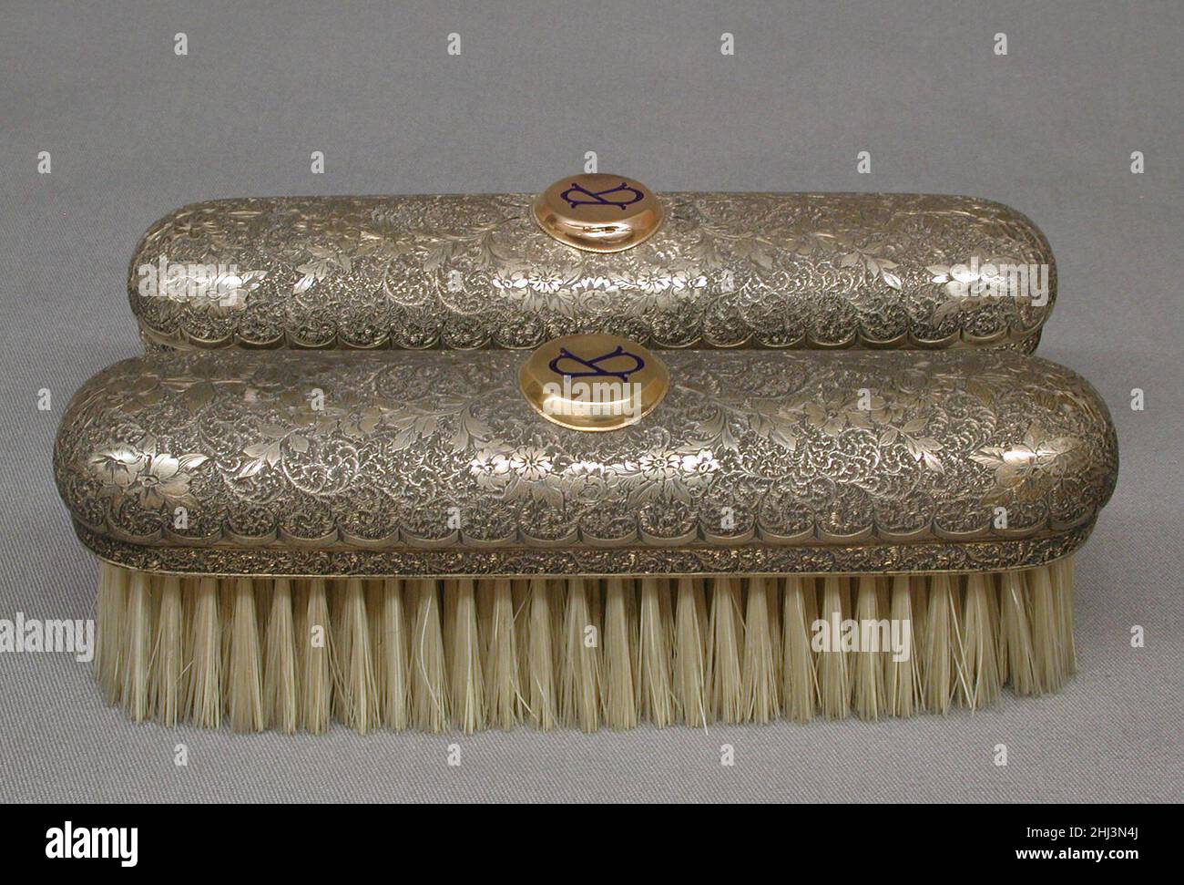 Spazzola per abiti (uno di un paio) 1874–75 Barnard Brothers la costruzione delle ferrovie durante la prima metà del diciannovesimo secolo ha portato ad un enorme aumento dei viaggi, che ha stimolato la domanda di sontuose valigie da vestire vendute al dettaglio da Frederick Jenner e Fabian James Knewstub e da altre aziende londinesi. Questa custodia di lusso (61.78.1–.50), con i suoi vani pivotanti, aree di stoccaggio segrete e una miriade di accessori 'che esauriscono abbastanza i requisiti per la strada o il boudoir,' certamente reso il viaggio comodo come era ingombrante.. Spazzola per abiti (uno di un paio) 238145 Foto Stock