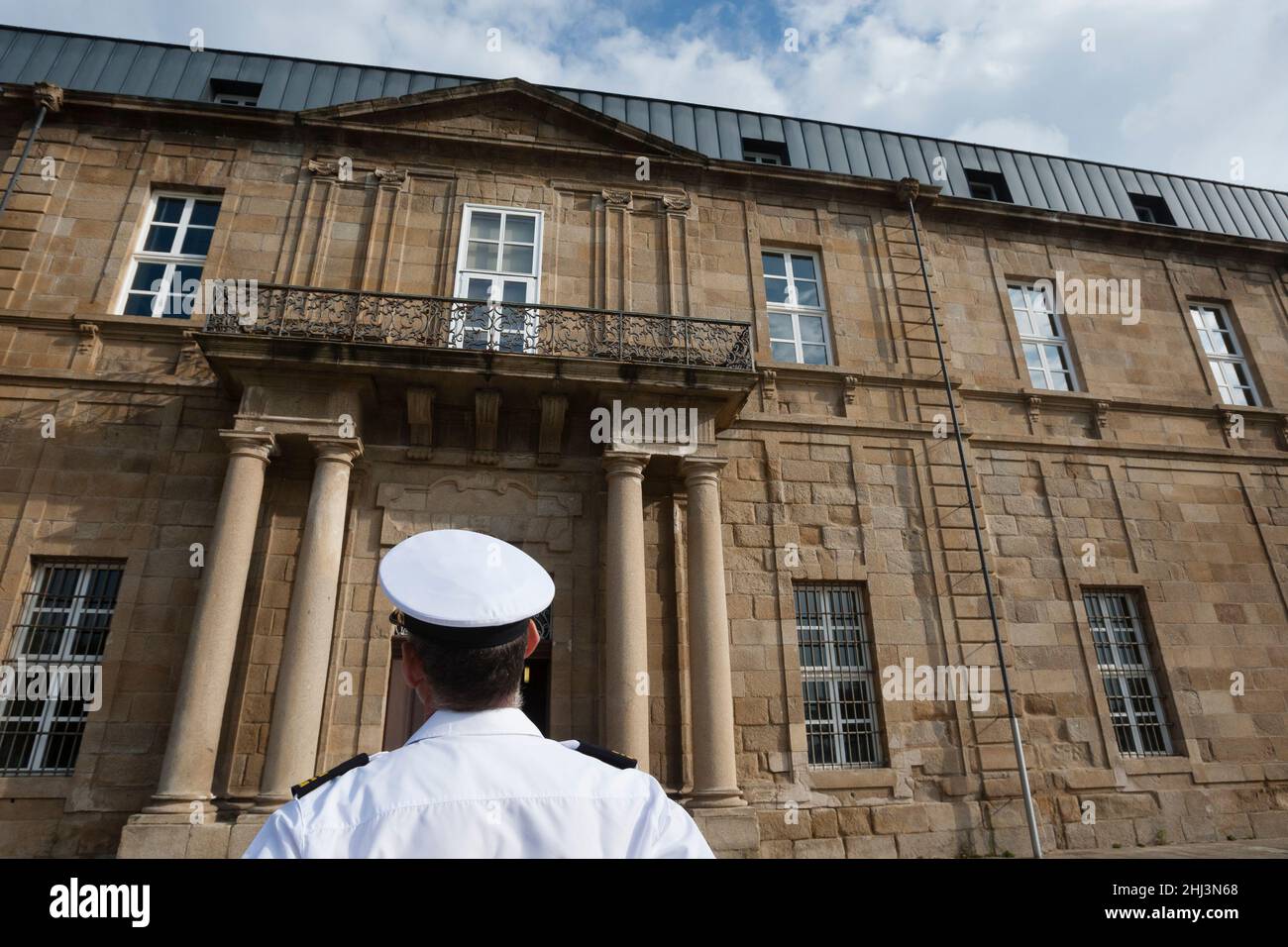 Un marinaio militare di fronte all'edificio principale dell'arsenale militare Ferrol Foto Stock