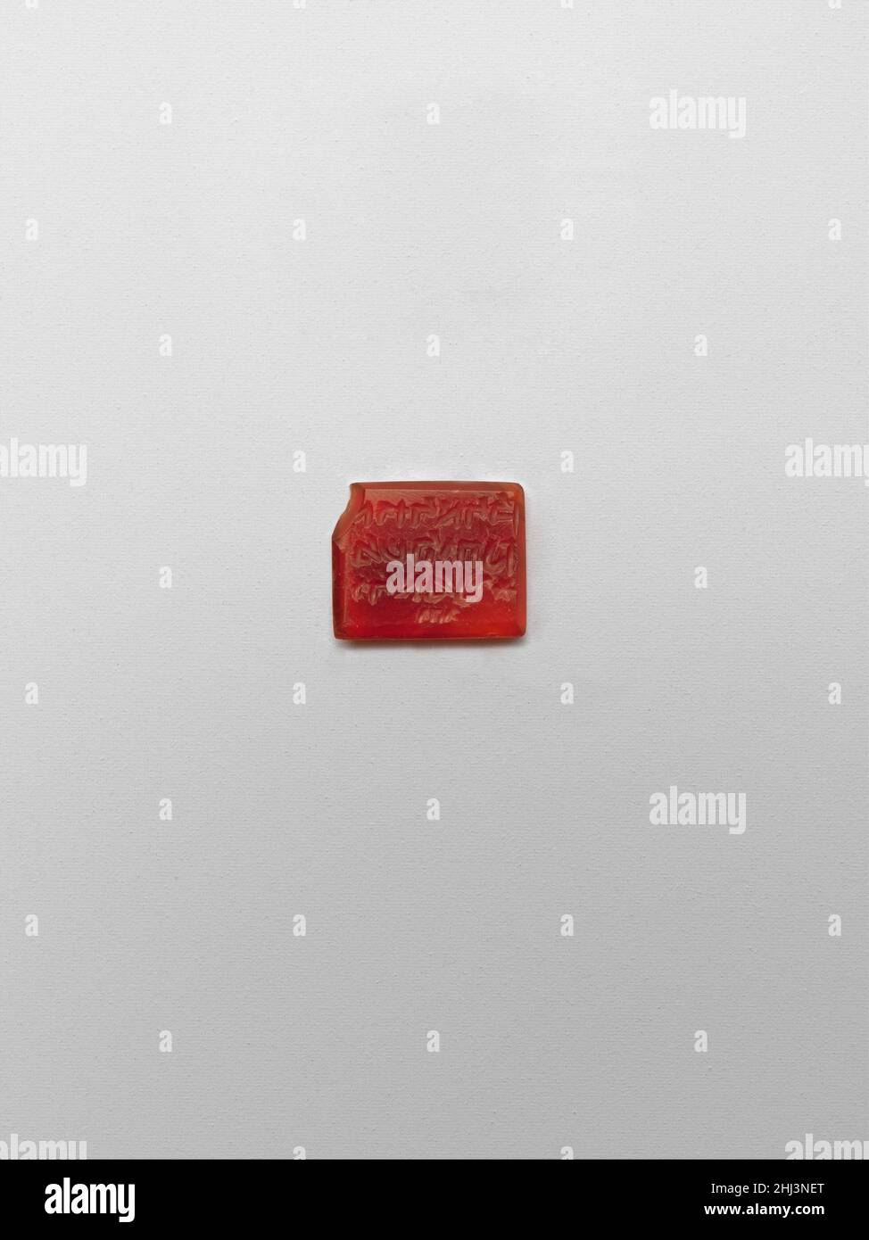 Sigillo con Iscrizione Ebraica 10th–11th secolo il testo ebraico su questo sigillo dà il nome del proprietario del sigillo, il nome del padre e la parola 'preparato' o 'modellato', seguita dalle lettere y-h-. Una proposta è che questo è il nome arabo Yahya, ma ci sono altri sigilli ebraici conosciuti che finiscono con la frase "May Yahweh Have Mercy” o "The Work of Yahweh”, che può essere la frase qui inclusa. Non sappiamo se la scoperta di questo sigillo testimonia l'esistenza di una comunità ebraica nel Nishapur dell'XI secolo, o se il sigillo fosse stato conservato perché le sue lettere straniere erano beli Foto Stock