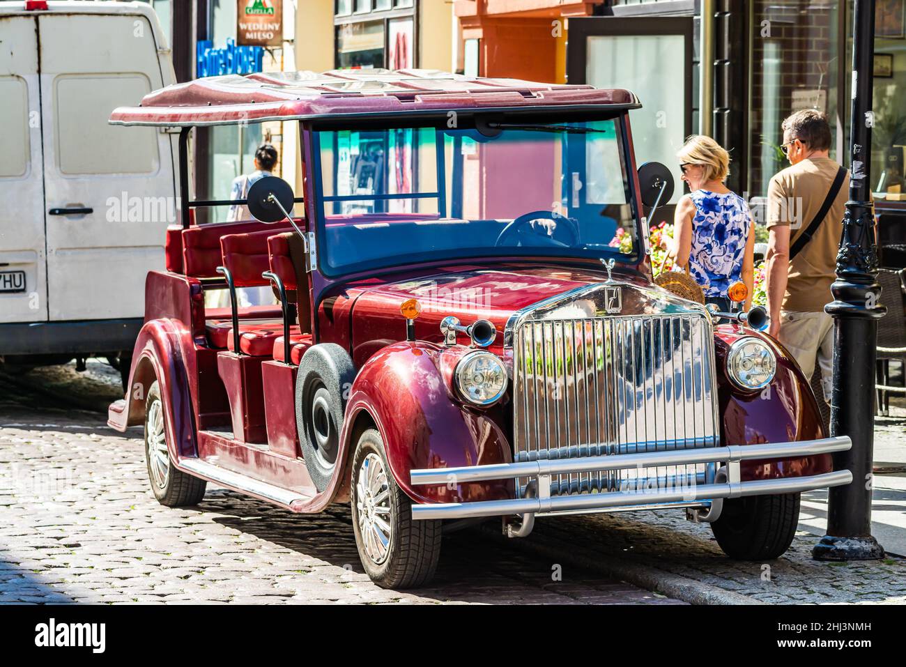 Torun, Polonia - 11 agosto 2021. Roadster elettrico di Suzhou Eagle EG6060K Foto Stock