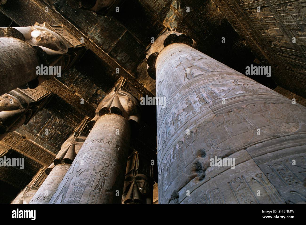 Colonne all'interno del tempio di Hathor, Dendara, Egitto Foto Stock