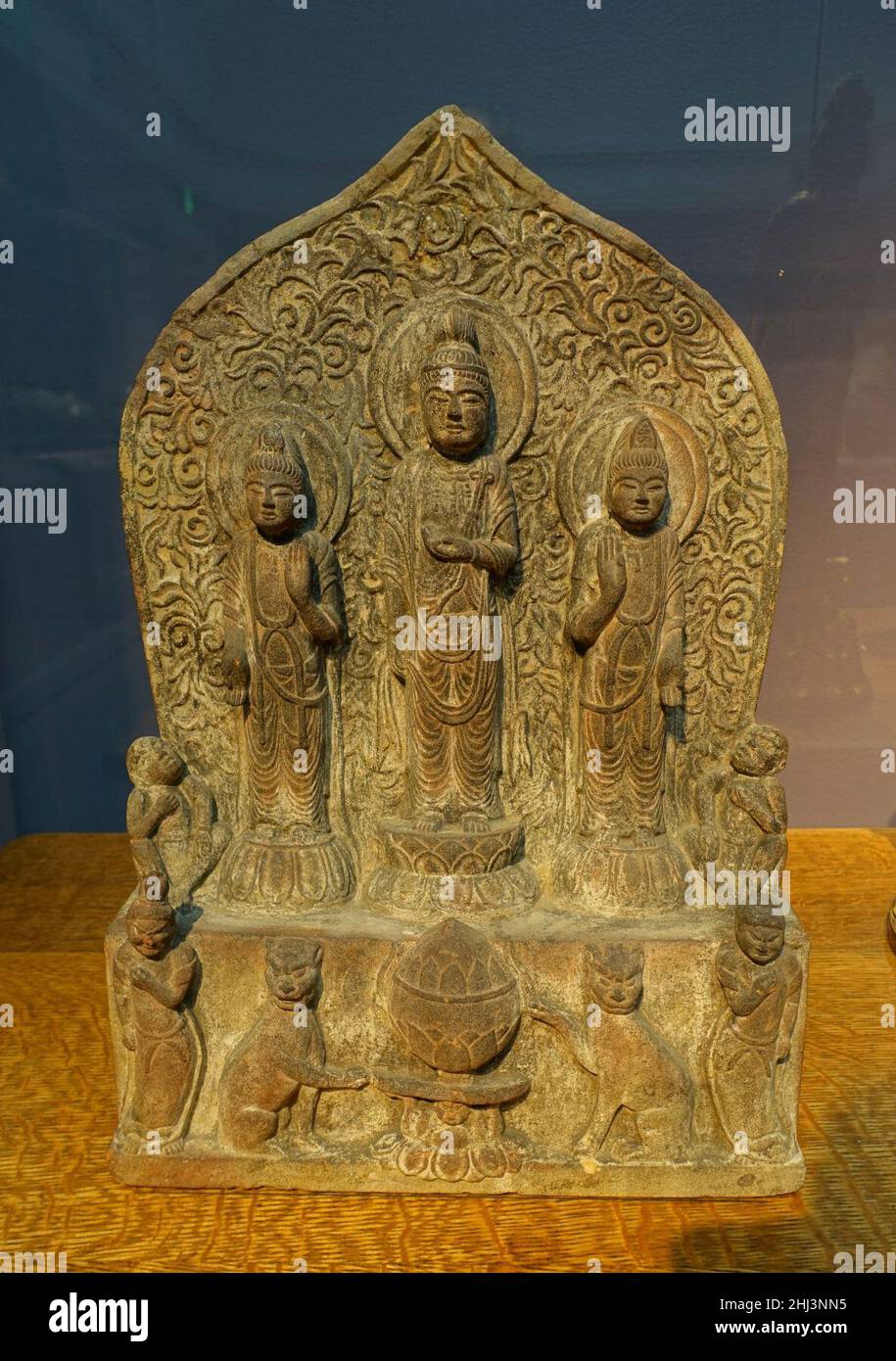 Stele con triade buddista, Cina, dinastia sui o più tardi, 581-618 d.C. o più tardi, arenaria Foto Stock