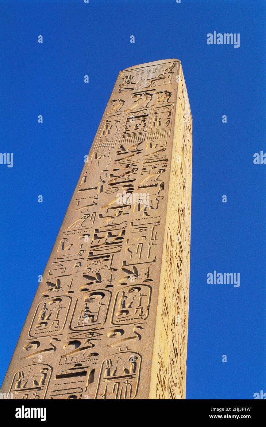 Obelisco nel tempio di Luxor, Luxor, Egitto Foto Stock
