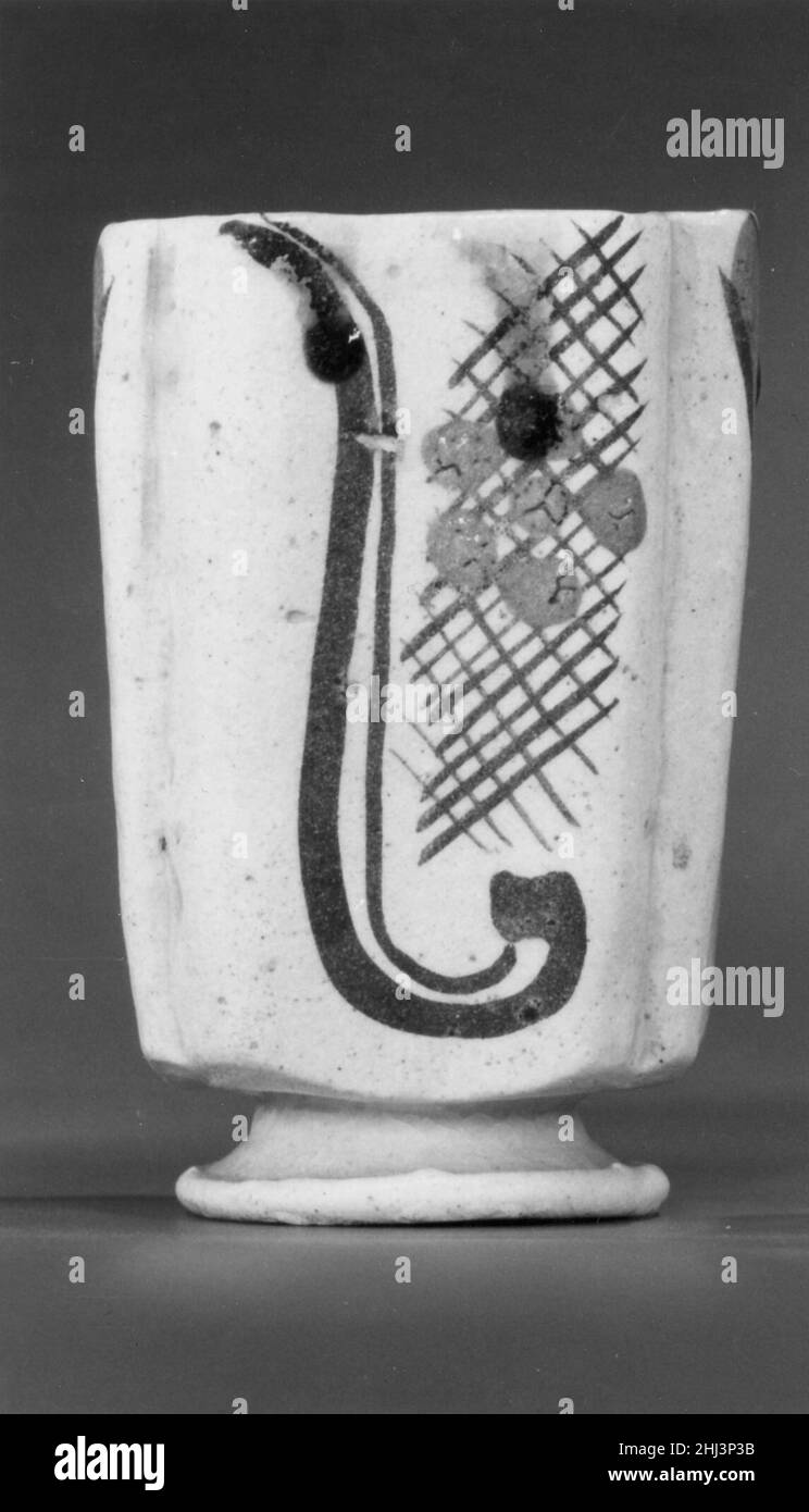 Vaso alimentare quadrato con gambo ca. 1610–1630s Giappone questo pezzo di un set di cinque piatti sarebbe usato durante la fase kaiseki della cerimonia del tè per tenere una piccola porzione di cibo. Vaso alimentare quadrato con gambo 45517 Foto Stock