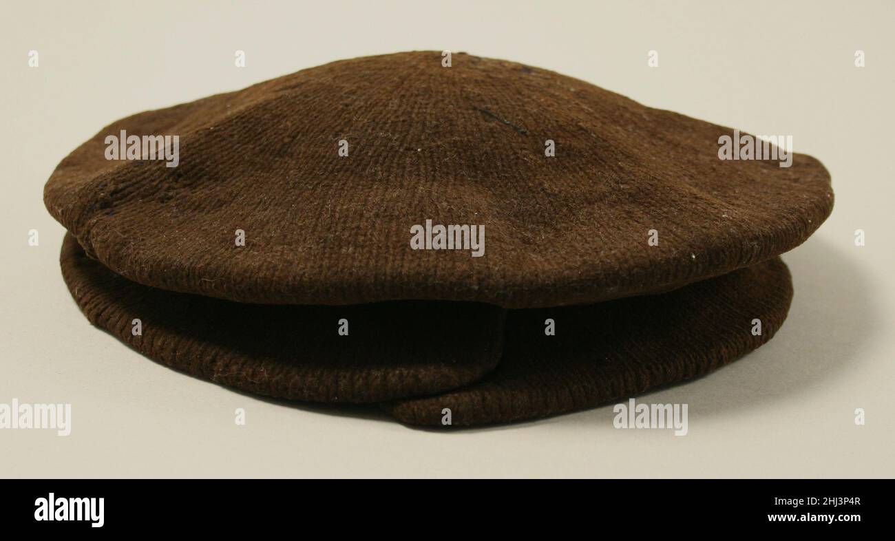 Cappello britannico del 16th secolo questi cappelli in maglia feltrata sono tipici di headwear del sedicesimo secolo in Inghilterra. La maglia della PAC era un'importante industria nazionale, limitata alle corporazioni professionali e protetta dalla legge. Una di queste leggi, lo Statuto dell'abbigliamento, è stata approvata nel 1571, in particolare dichiarava che tutti i cittadini inglesi di età superiore ai sei anni, tranne la nobiltà, "avevano a Sabbath e Holydays di indossare cappellini di lana prodotti in Inghilterra". Cappello. Inglese. 16th secolo. lana Foto Stock