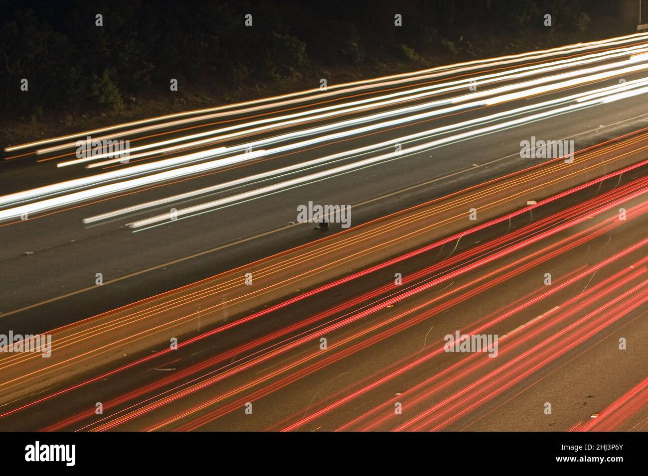 La superstrada dorata di notte fuori dalle linee laterali. Esposizione più lunga, traffico a nord e a sud catturato Foto Stock