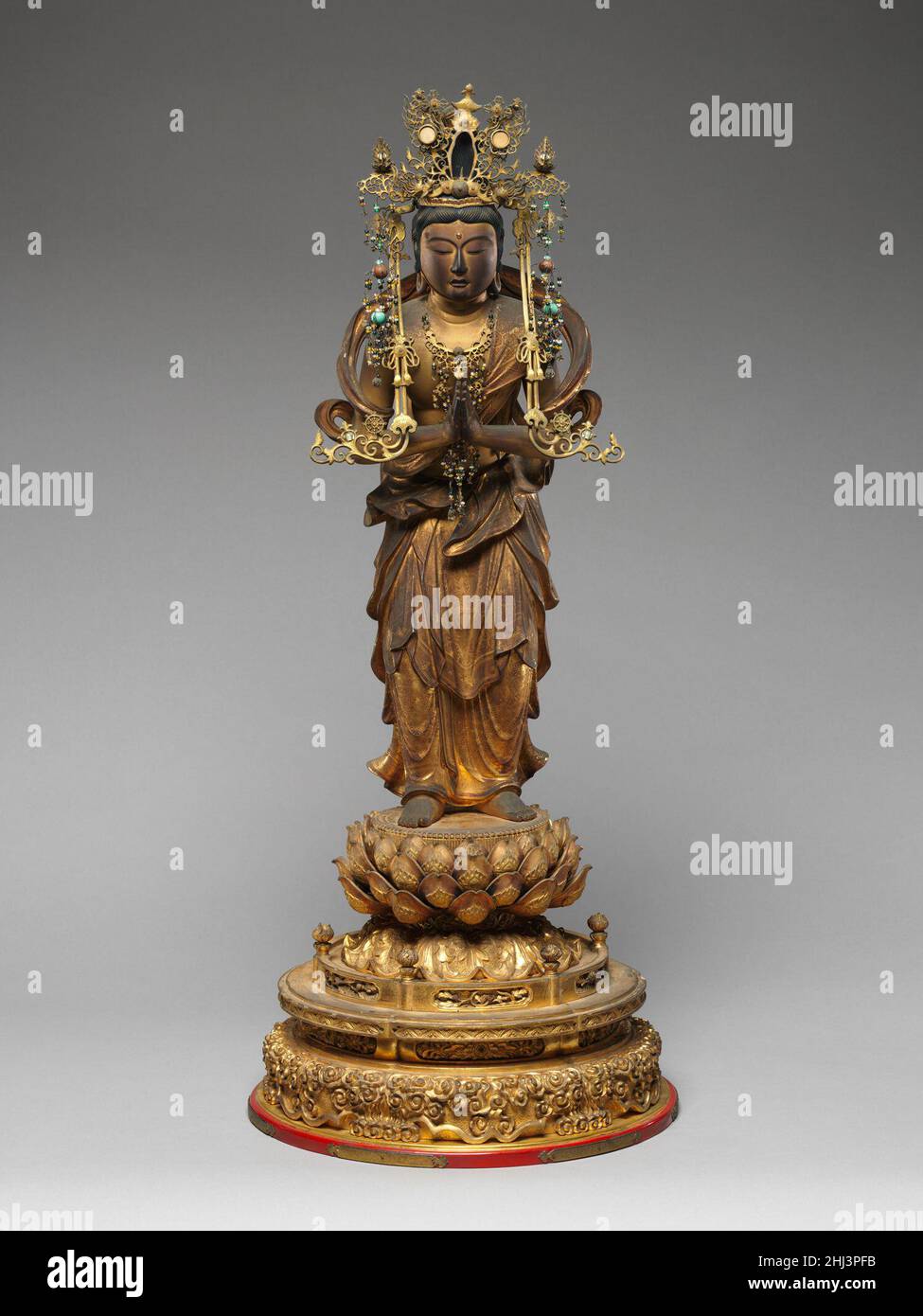 Bodhisattva Seishi 17th o 18th secolo Giappone questa coppia di bodhisattvas (2006,437a–e e .438a–e) era originariamente parte di un gruppo scultoreo che si concentrava sul Buddha di Amida (Sanscrito: Amitabha), che presiede il Paradiso Occidentale. Seishi (Sanscrito: Mahasthamaprapta), che tiene le mani nel gesto dell'adorazione, una volta si trovava alla destra di Buddha. Il suo compagno, Kannon (Sanscrito: Avalokiteshvara), avrebbe tenuto un piccolo piedistallo di loto che rappresenta un trono per l'anima defunta. I bodhisattvas hanno facce piccole e delicate con caratteristiche carnose e corpi plump che contribuiscono ad un androgyno Foto Stock