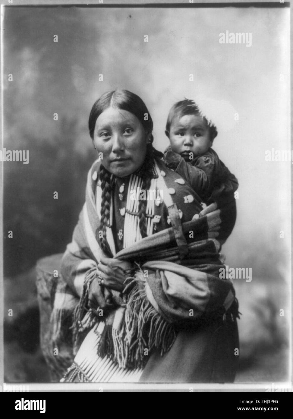 Stella maglietta gialla e baby Foto Stock