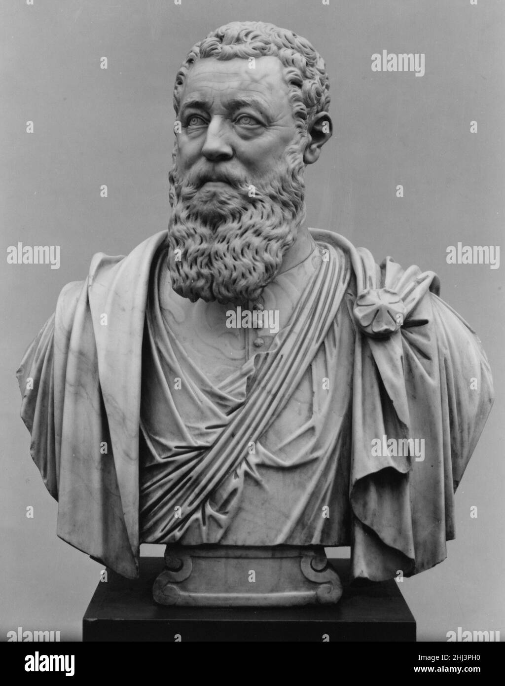 Francesco Bocchetta ca. 1565–90 laboratorio di Alessandro Vittoria (Alessandro Vittoria di Vigilio della Volpa) italiano il principale scultore veneziano durante la seconda metà del XVI secolo Alessandro Vittoria fu lodato dai contemporanei per i suoi pionieri ritratti. Questo marmo una volta fu installato su una tomba nella chiesa e monastero ora sconsacrati di Santa Caterina, Venezia. Il sitter, eventualmente il cappellano del monastero, indossa gli abiti di un Signore veneziano, con una fibula a cinque petali, o spilla, sulla spalla sinistra e una banda diagonale sul petto. Anche se il won Foto Stock