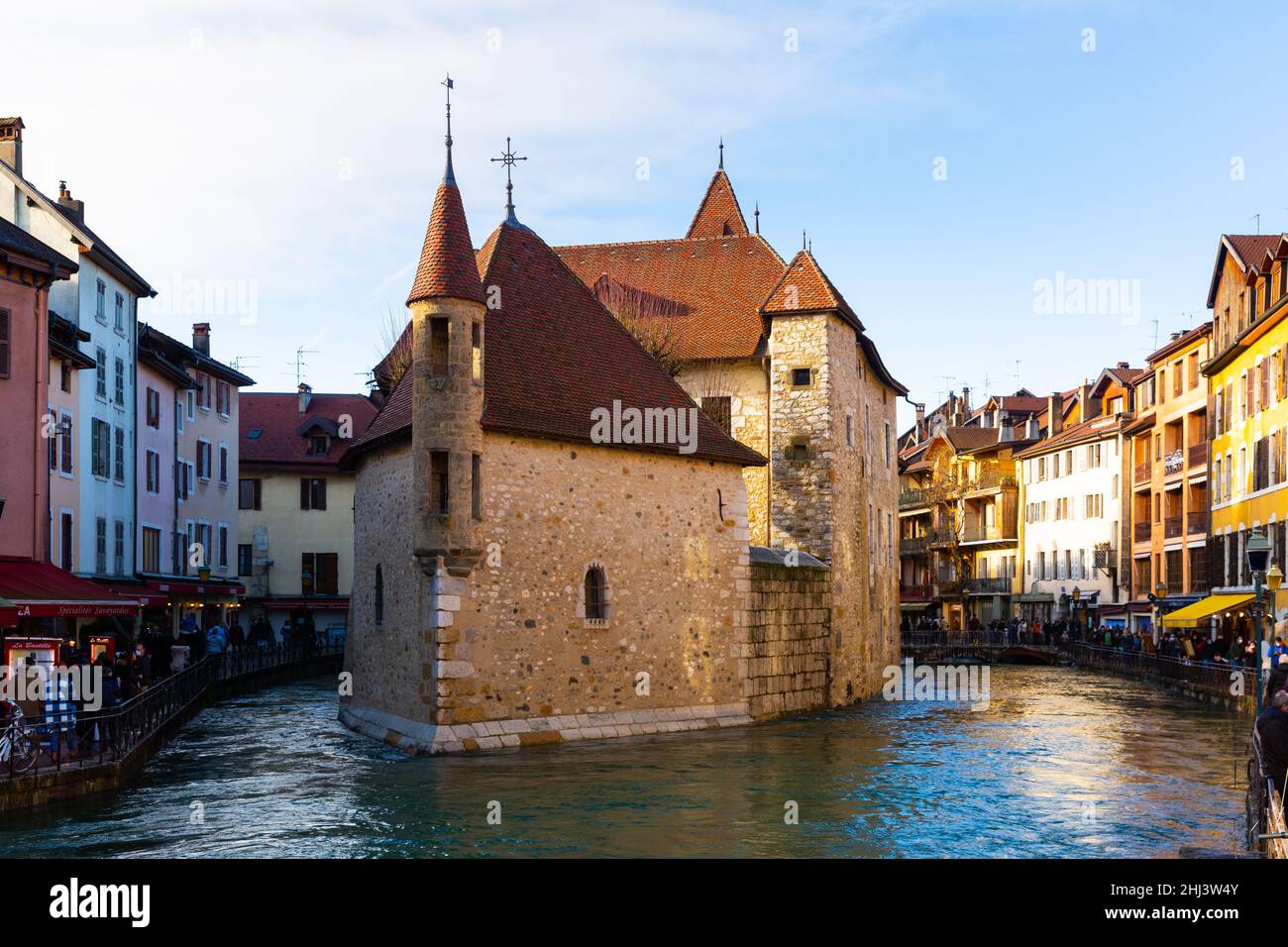 Città vecchia di Annecy con l'antico Palais de l'Isle sull'isola nel fiume Thiou Foto Stock