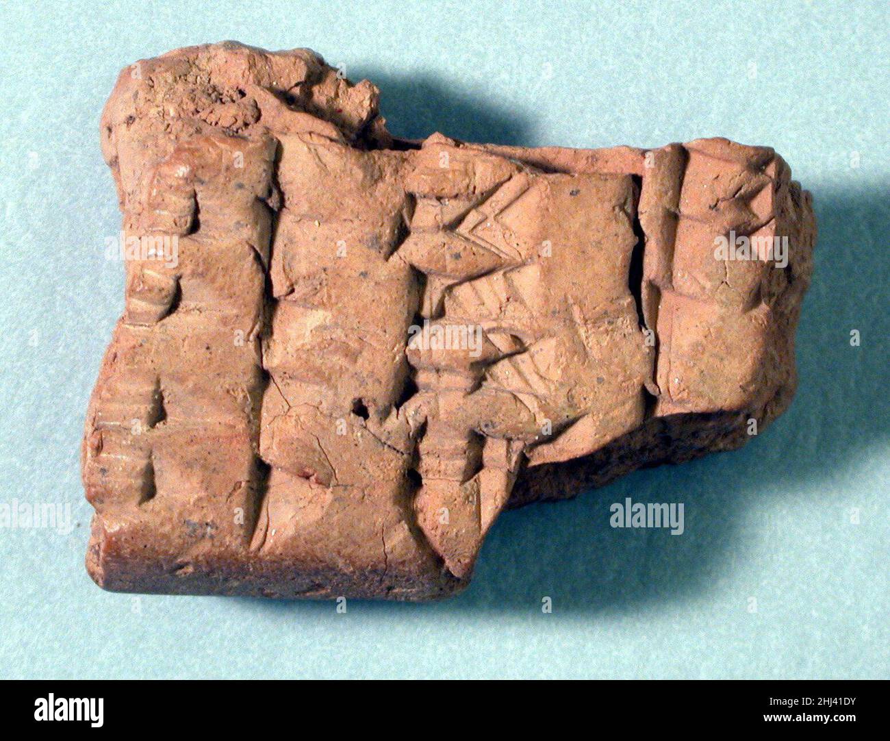 Tavoletta cuneiforme: Frammento di sillabario A ca. Fine 1st millennio a.C. Compressa cuneiforme: Frammento di Syllabary A 322087 Foto Stock