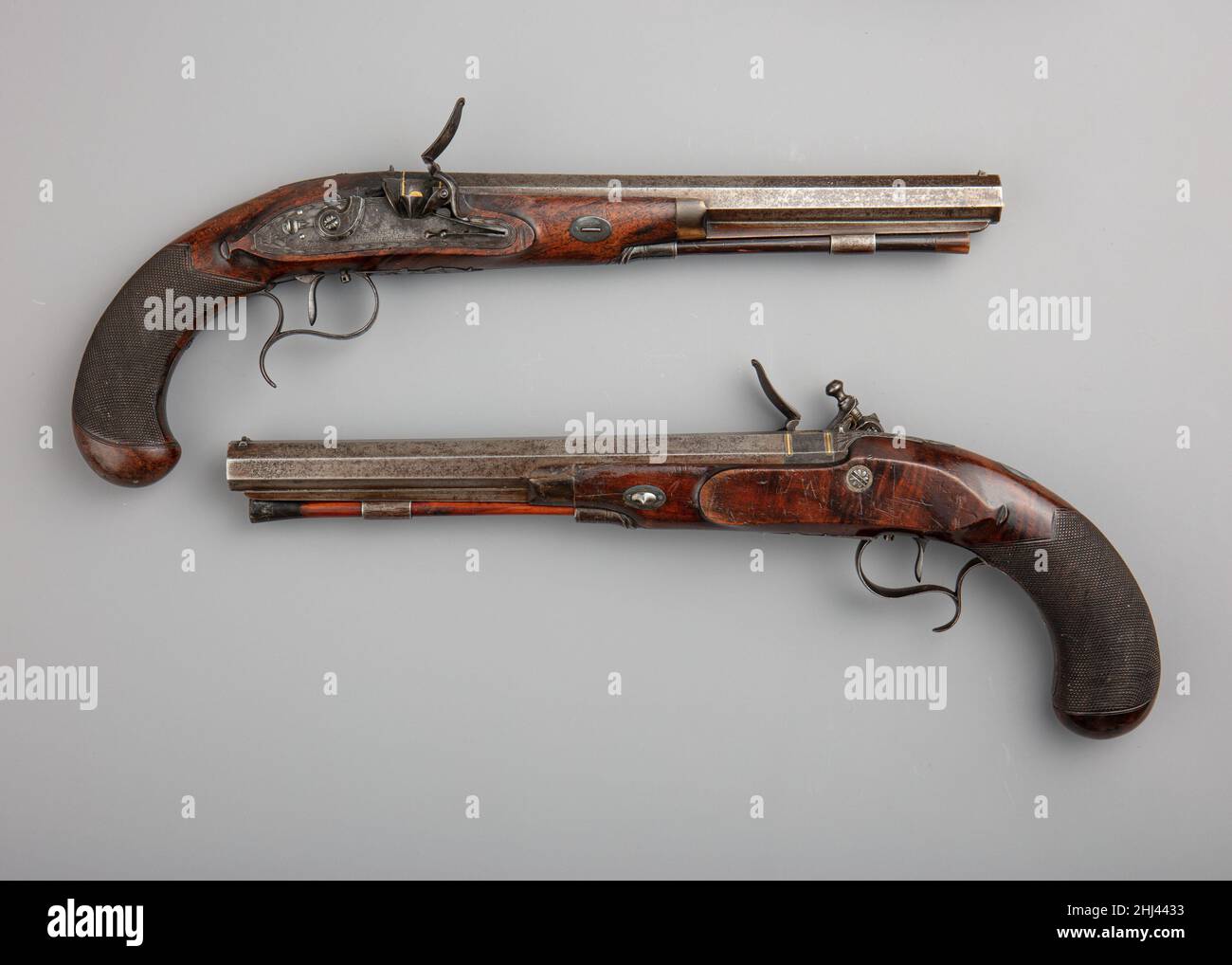 Pistola Dueling Flintlock ca. 1815–20 Simeon North American questa è una delle rare due pistole duellanti americane in stile inglese (il suo compagno è anche nella collezione del Metropolitan Museum, secondo il n.. 96,5.36). Nord è stato il primo appaltatore di pistole militari fatto per il governo federale dopo la Rivoluzione. Pistola Dueling Flintlock. American, Middletown, Connecticut. CA. 1815–20. Acciaio, oro, argento, legno (noce, hickory), avvisatore acustico. Middletown, Connecticut. Armi da fuoco-Pistoli-Flintlock Foto Stock