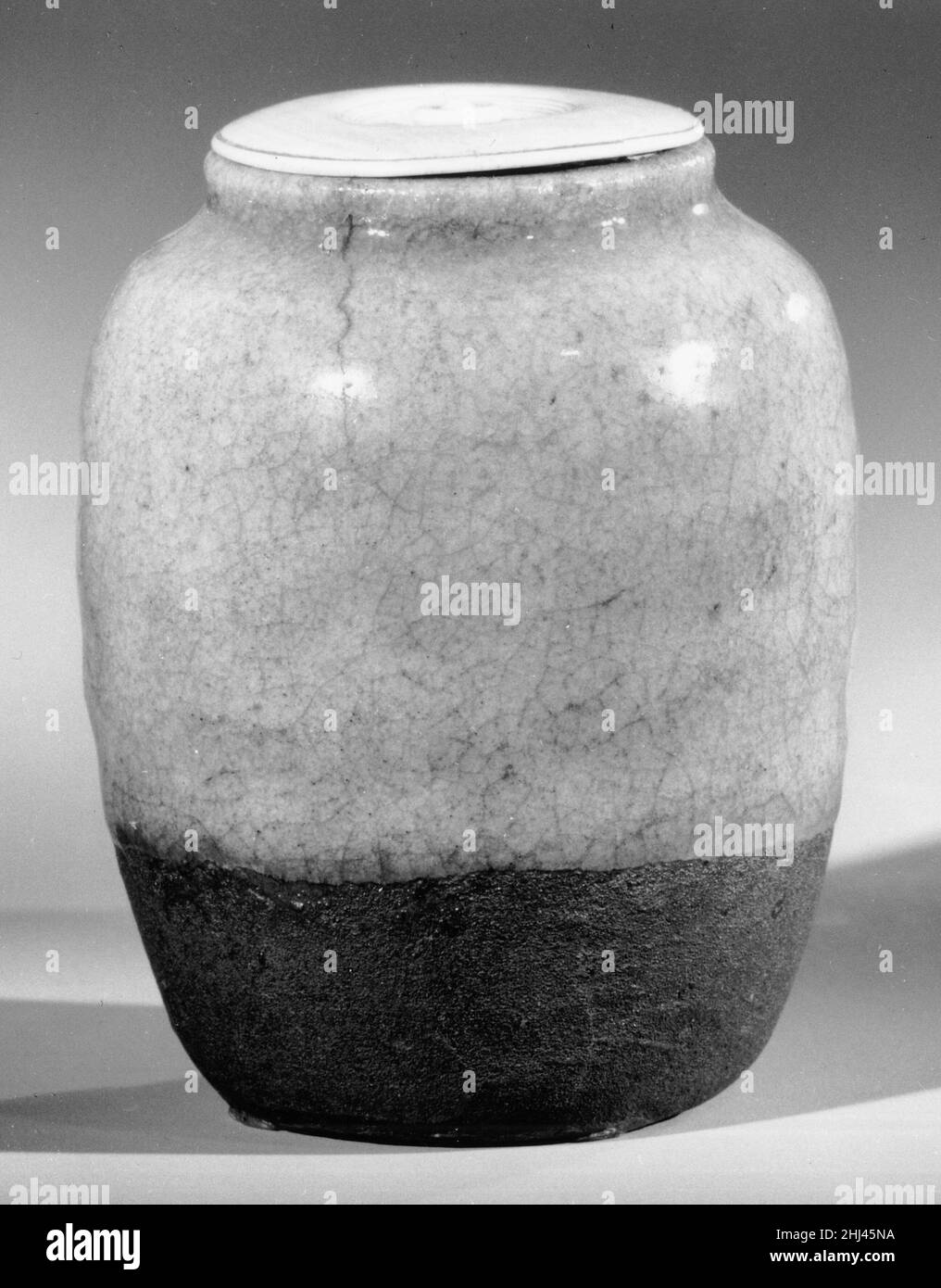Vaso da tè ca. 1245 attribuito al giapponese Tôshiro. Vaso da tè. Attribuito a Tôshiro. Giappone. CA. 1245. Smalto bruno crackled su un'argilla che ha bruciato molto scuro; esemplare di classe noto come Manako Tubutsu (Seto ware). Periodo Kamakura (1185–1333). Ceramica Foto Stock