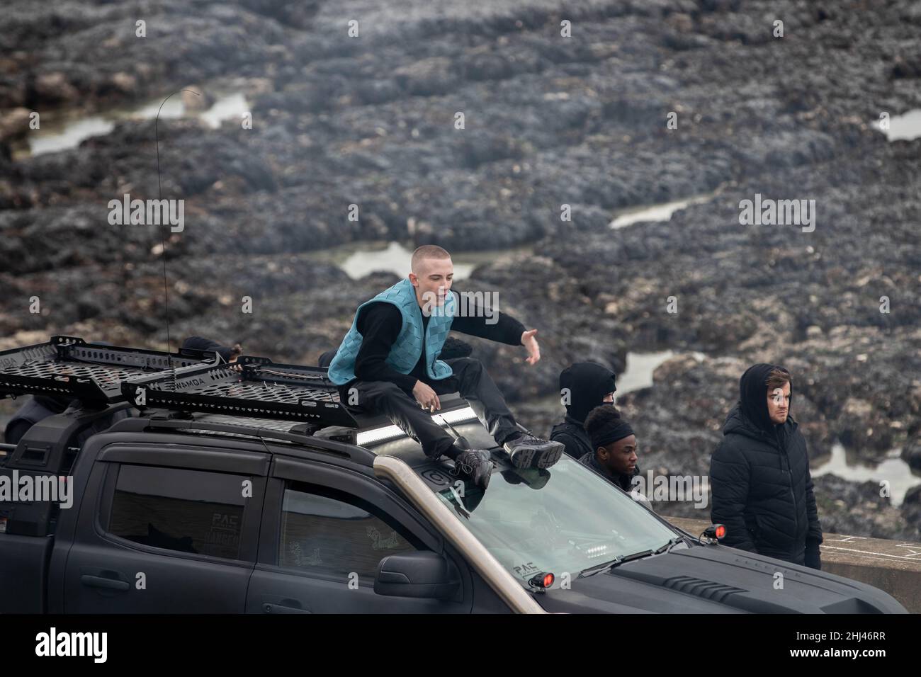 Peacehaven, Regno Unito. 26th Jan 2022. I rapper più brutali Aitch e ArrDee hanno avvistato un nuovo video musicale sul lungomare di Peacehaven con Universal Music a temperature gelide. I famosi rapper Aitch e ArrDee sono stati avvistati a Peacehaven girando insieme un nuovo video musicale. ArrDee, nato a Brighton, vero nome Riley Davies, ha goduto del suo primo assaggio di successo nell'aprile 2021 quando ha presentato su un remix di Russ Millions e Tion Wayne's Drill Hit Body. Hannah Colson Head of Marketing, Island Records presso Universal Music Group è il contatto per questo video shoot. Credit: @Dmoonuk/Alamy Live News Foto Stock