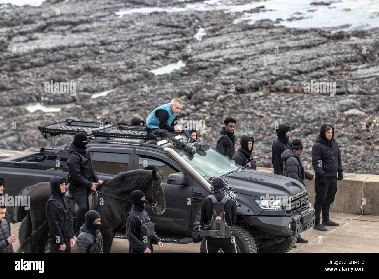Peacehaven, Regno Unito. 26th Jan 2022. I rapper più brutali Aitch e ArrDee hanno avvistato un nuovo video musicale sul lungomare di Peacehaven con Universal Music a temperature gelide. I famosi rapper Aitch e ArrDee sono stati avvistati a Peacehaven girando insieme un nuovo video musicale. ArrDee, nato a Brighton, vero nome Riley Davies, ha goduto del suo primo assaggio di successo nell'aprile 2021 quando ha presentato su un remix di Russ Millions e Tion Wayne's Drill Hit Body. Hannah Colson Head of Marketing, Island Records presso Universal Music Group è il contatto per questo video shoot. Credit: @Dmoonuk/Alamy Live News Foto Stock
