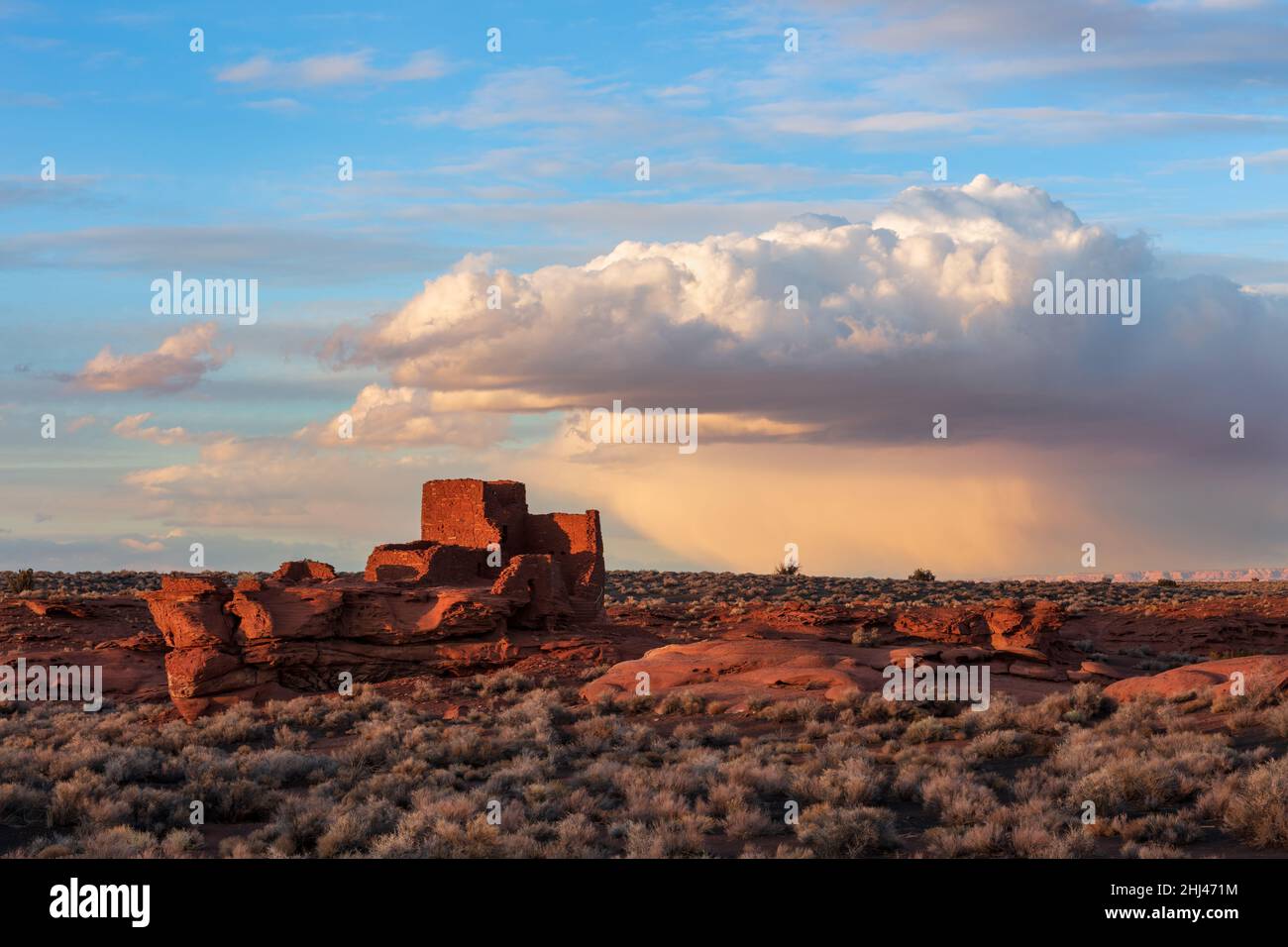 Vista panoramica delle rovine di wukoki pueblo al tramonto nel Wupatki National Monument, Arizona Foto Stock