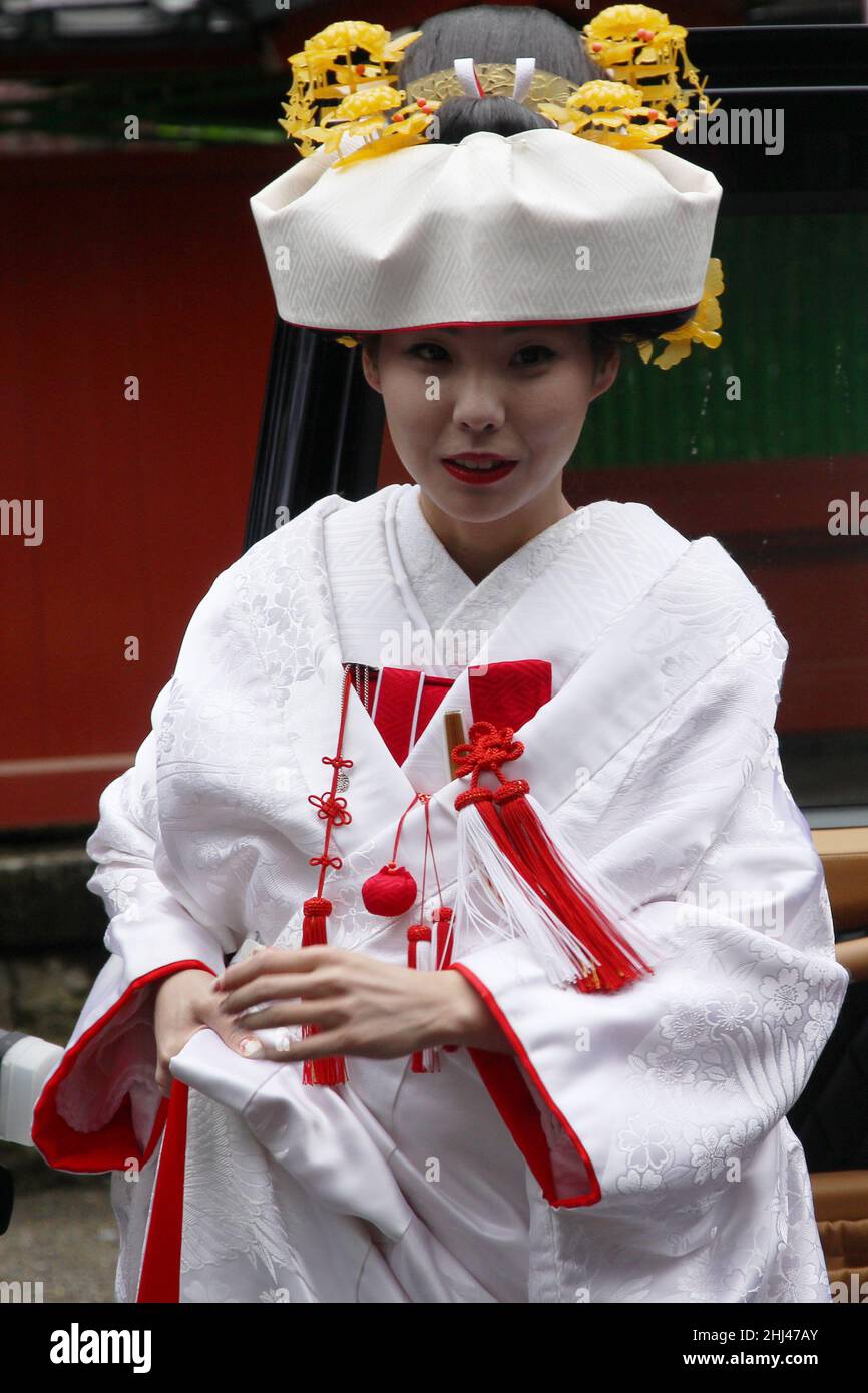 Nikko, Giappone - 29th giugno 2019: Beatiful sposa giapponese in abito da sposa tradizionale. La gente giapponese festeggia solitamente il loro matrimonio in stile shinto. Foto Stock