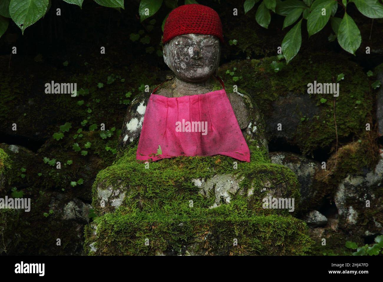 Una statua buddista jizo nell'abisso di Kanmangafuchi (Nikko, Giappone) Foto Stock