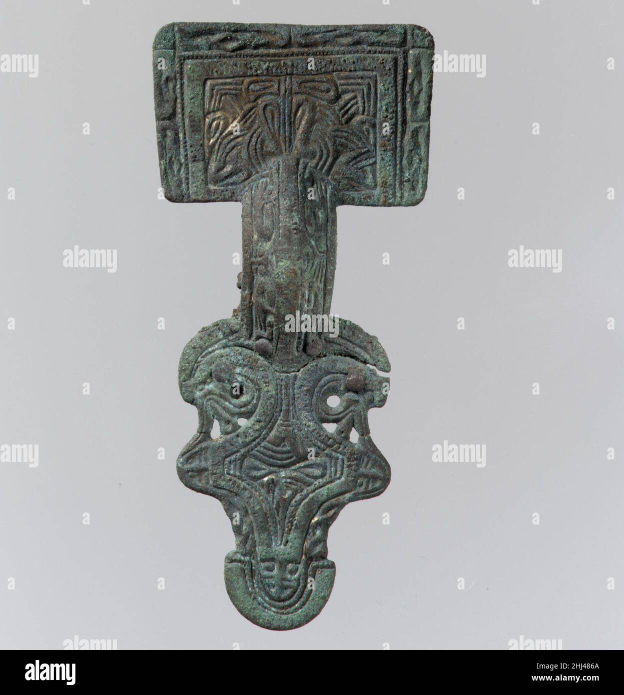 Bow Brooch a testa quadrata 530–560 Frankish. Bow Brooch a testa quadrata 465785 Frankish, Bow Brooch a testa quadrata, 530?560, Silver-gilt, niello inlay; Molla/perno in ferro, totale: 3 15/16 x 1 13/16 x 11/16 poll. (10 x 4,6 x 1,7 cm). Il Metropolitan Museum of Art, New York. Dono di J. Pierpont Morgan, 1917 (17.193.64a) Foto Stock