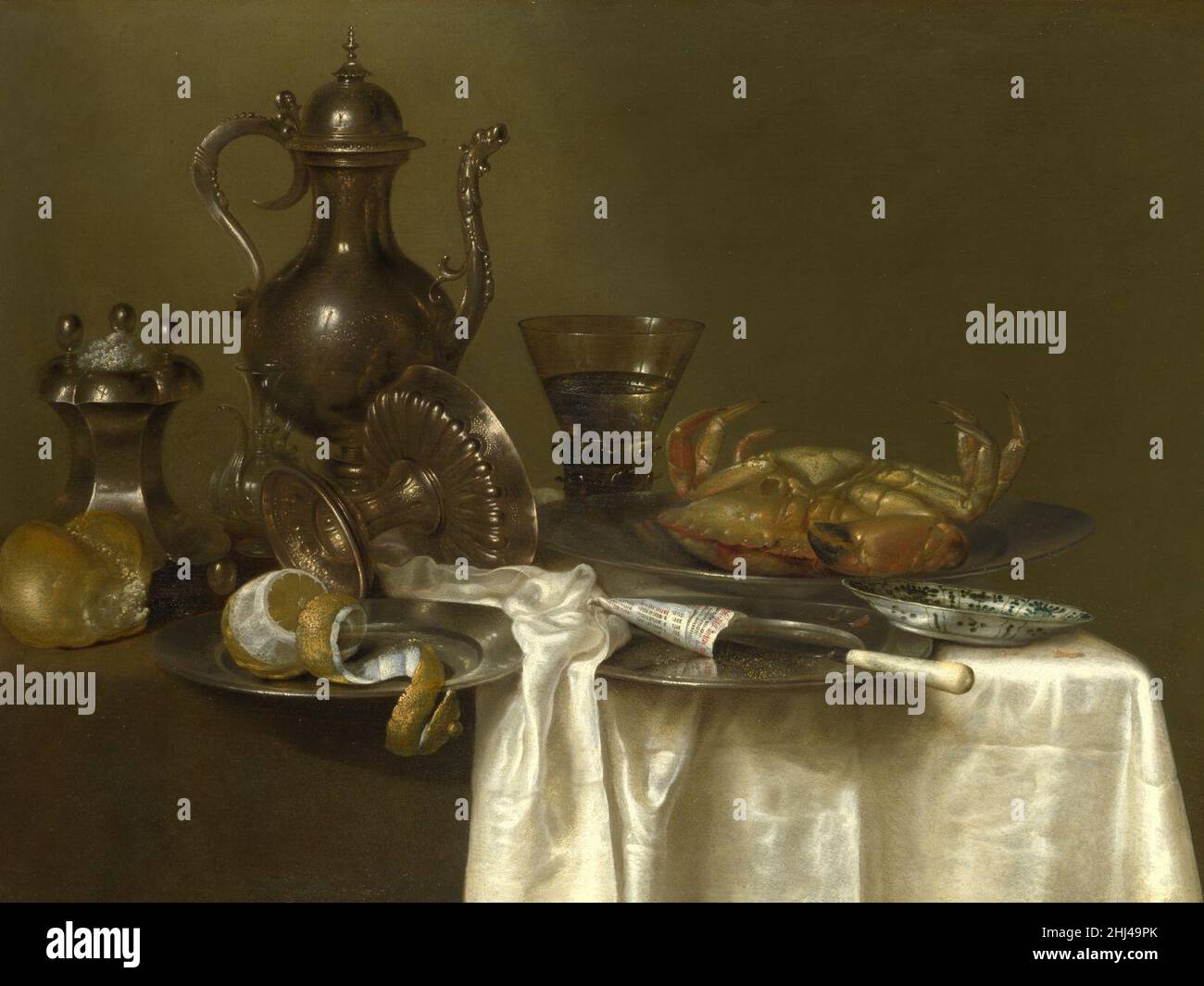 Ancora vita Pewter e vasi d'argento e un granchio. Foto Stock