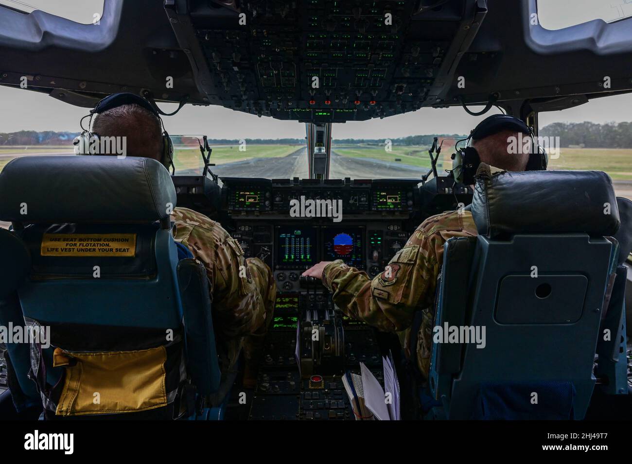 Il terzo Colon. Randall Wright, a sinistra e il maggiore David Grom, a destra, 167th piloti Squadron Airlift, atterrano a C-17 Globemaster III per un esercizio di evacuazione Aeromedica durante la Flag Green Little Rock 22-03 all'Aeroporto Internazionale di Alexandria, Louisiana, 12 gennaio 2022. La GFLR 22-03 si è concentrata su tre articoli accreditati congiuntamente: Il ponte aereo di combattimento; la sopravvivenza, l'evasione, la resistenza e la fuga; e l'evacuazione aeromedica. (STATI UNITI Air Force foto di Airman 1st Classe Maria Umanzor Guzman) Foto Stock