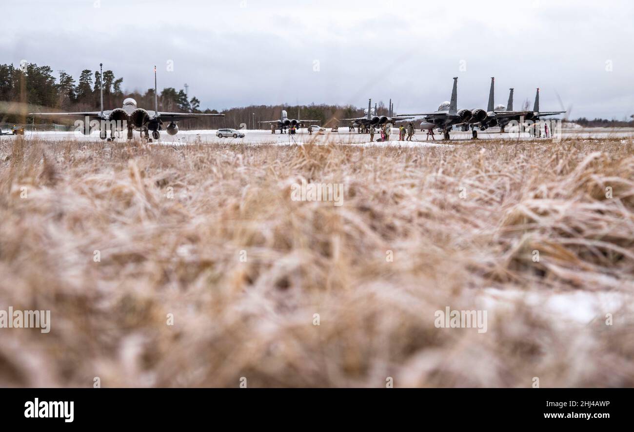 Sei F-15E Sciopero aquile, assegnato alla 4th Fighter Wing da Seymour Johnson Air Force base in N.C., ricevono manutenzione ordinaria dopo l'arrivo alla base aerea di Ämari, Estonia, 26 gennaio 2022. La NATO ha rafforzato la polizia aerea è stata introdotta nel 2014 per assicurare gli alleati nord-orientali e sud-orientali, dimostrare la volontà collettiva degli alleati e dimostrare la natura difensiva della NATO per scoraggiare gli avversari dall'aggressione o dalla minaccia di aggressione contro gli alleati della NATO. La F-15E Strike Eagle è un combattente a doppio ruolo progettato per eseguire missioni Air-to-Air e Air-to-Ground ed è in grado di volare Foto Stock