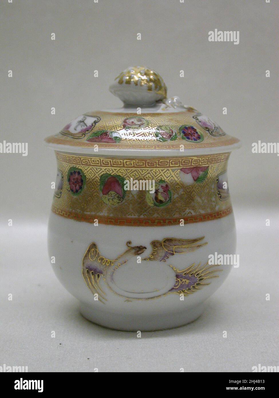 Coppa con coperchio fine 18th–inizio 19th cinese, per il mercato britannico o americano. Tazza con coperchio 195293 Foto Stock